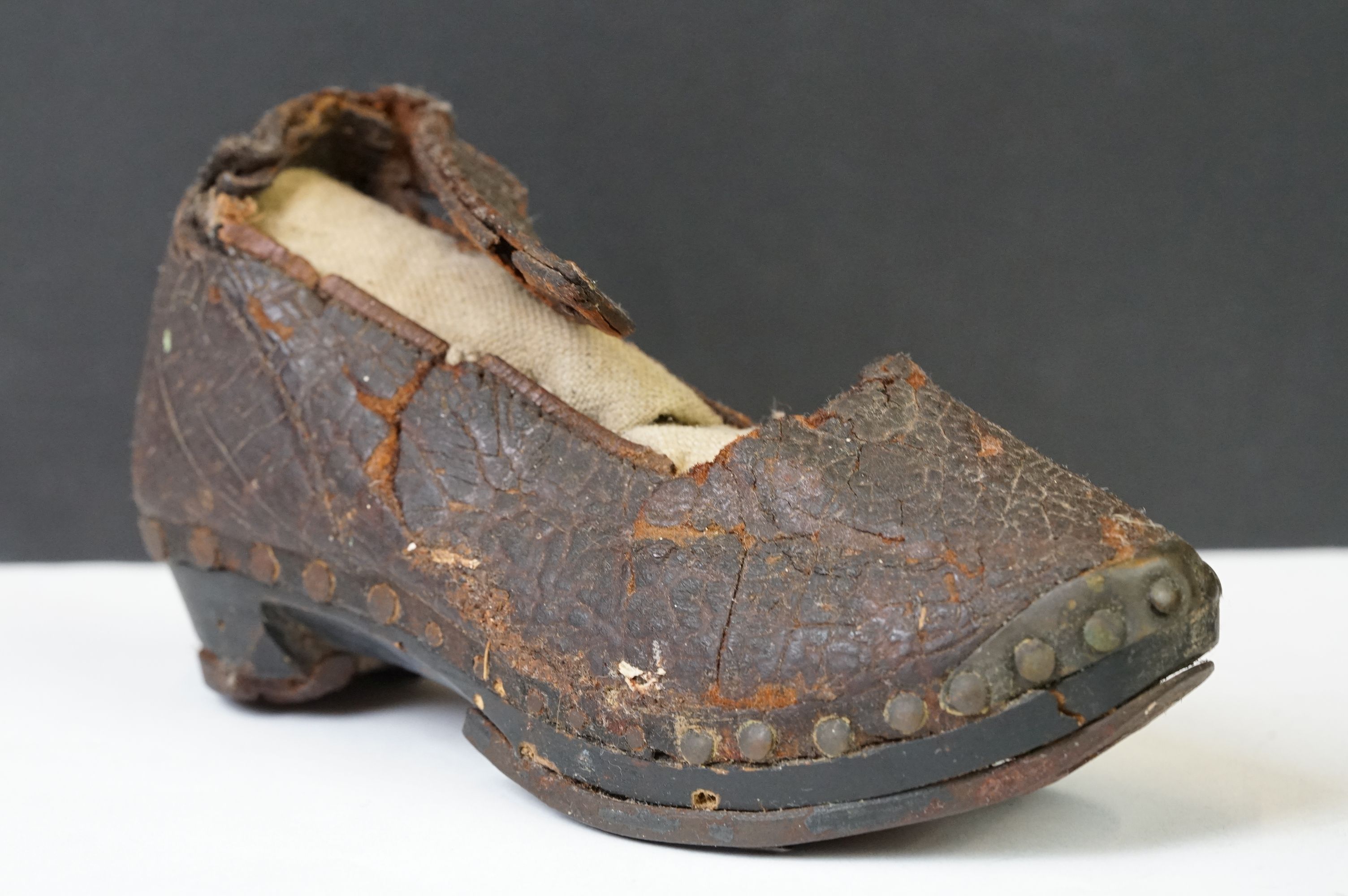 A pair of 'Latchet' leather Childs shoes c.1650-1700 - Image 3 of 10
