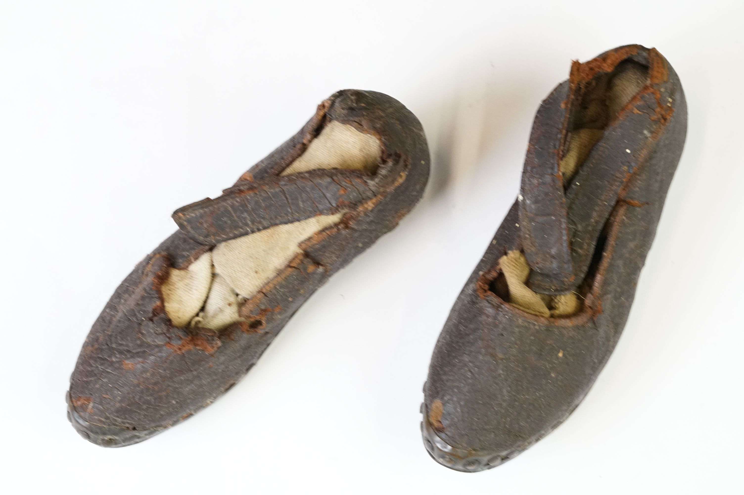 A pair of 'Latchet' leather Childs shoes c.1650-1700 - Image 2 of 10