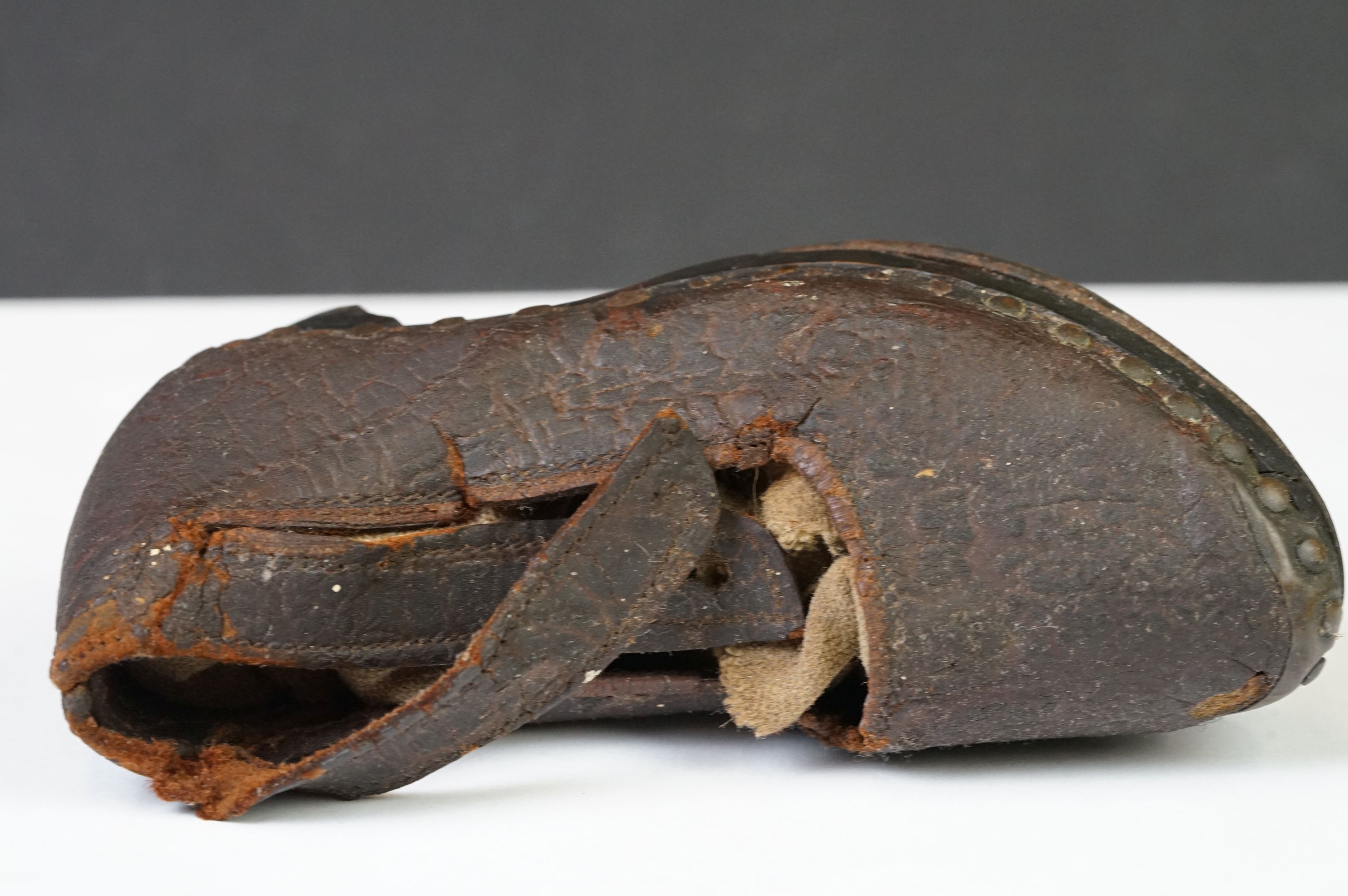 A pair of 'Latchet' leather Childs shoes c.1650-1700 - Image 9 of 10