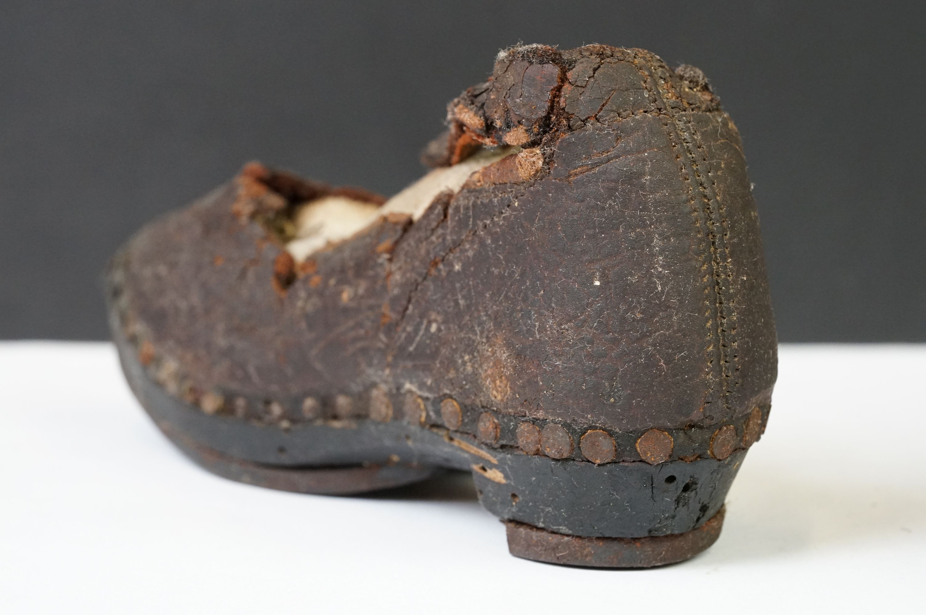 A pair of 'Latchet' leather Childs shoes c.1650-1700 - Image 5 of 10