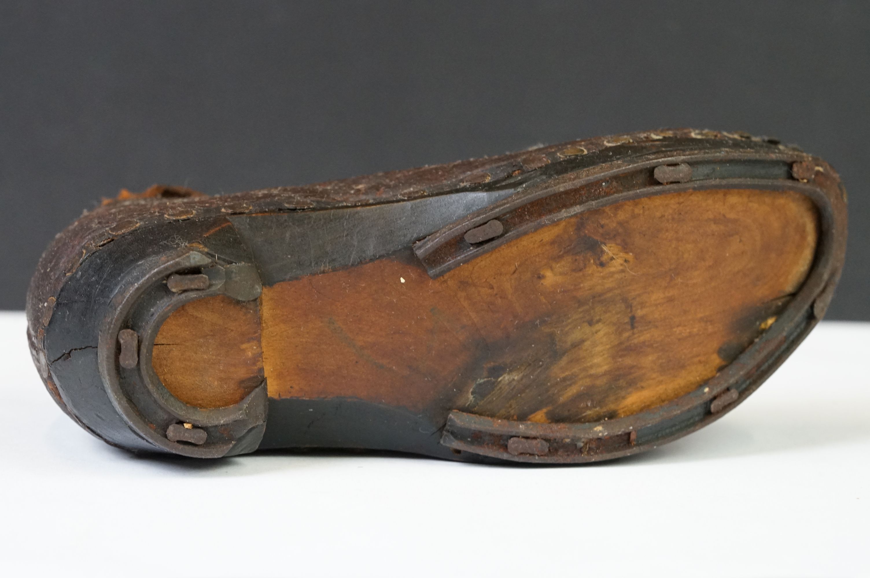 A pair of 'Latchet' leather Childs shoes c.1650-1700 - Image 10 of 10