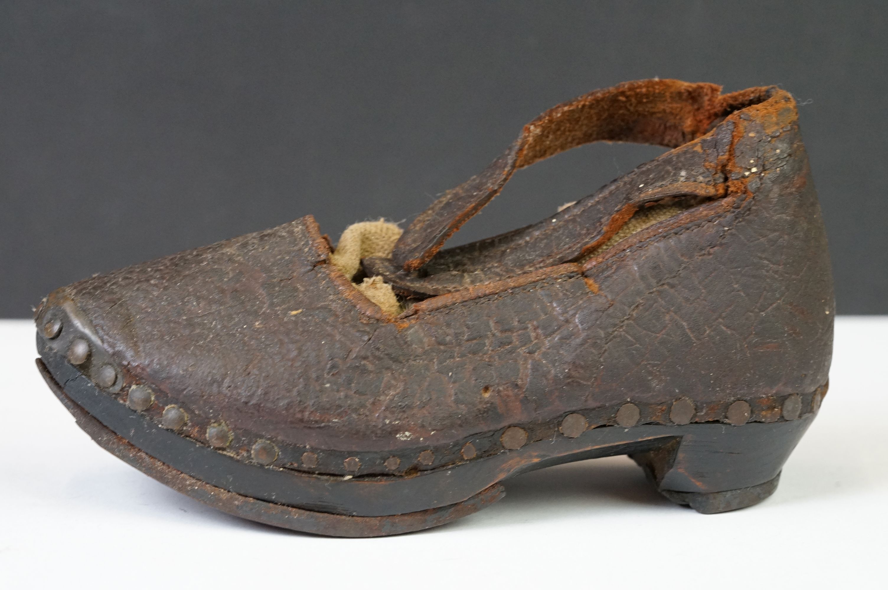A pair of 'Latchet' leather Childs shoes c.1650-1700 - Image 7 of 10