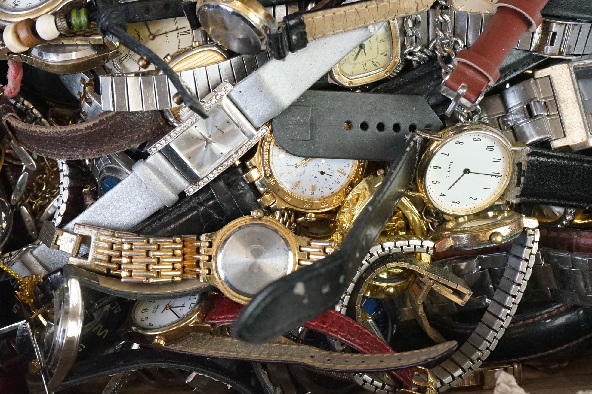 A large collection of mixed ladies and gents wristwatches to include Lotus and Pulsar examples. - Image 6 of 9