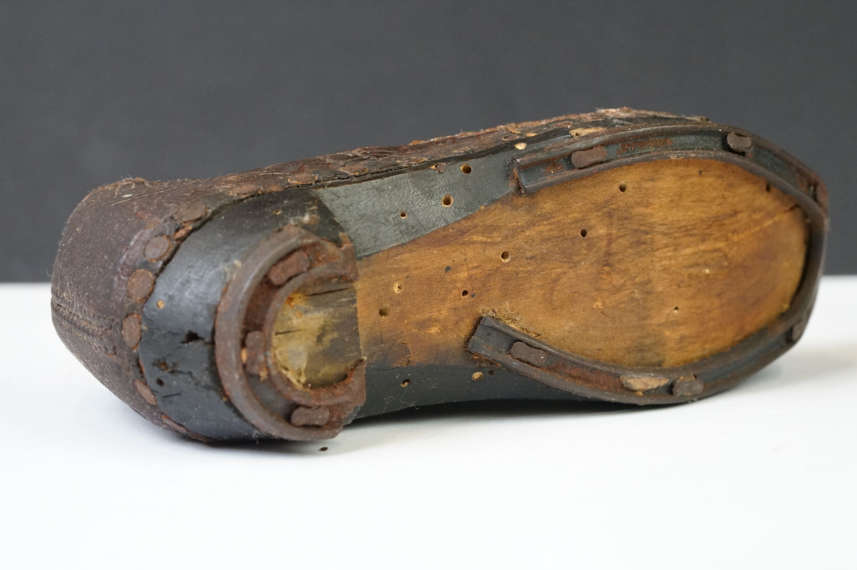 A pair of 'Latchet' leather Childs shoes c.1650-1700 - Image 6 of 10