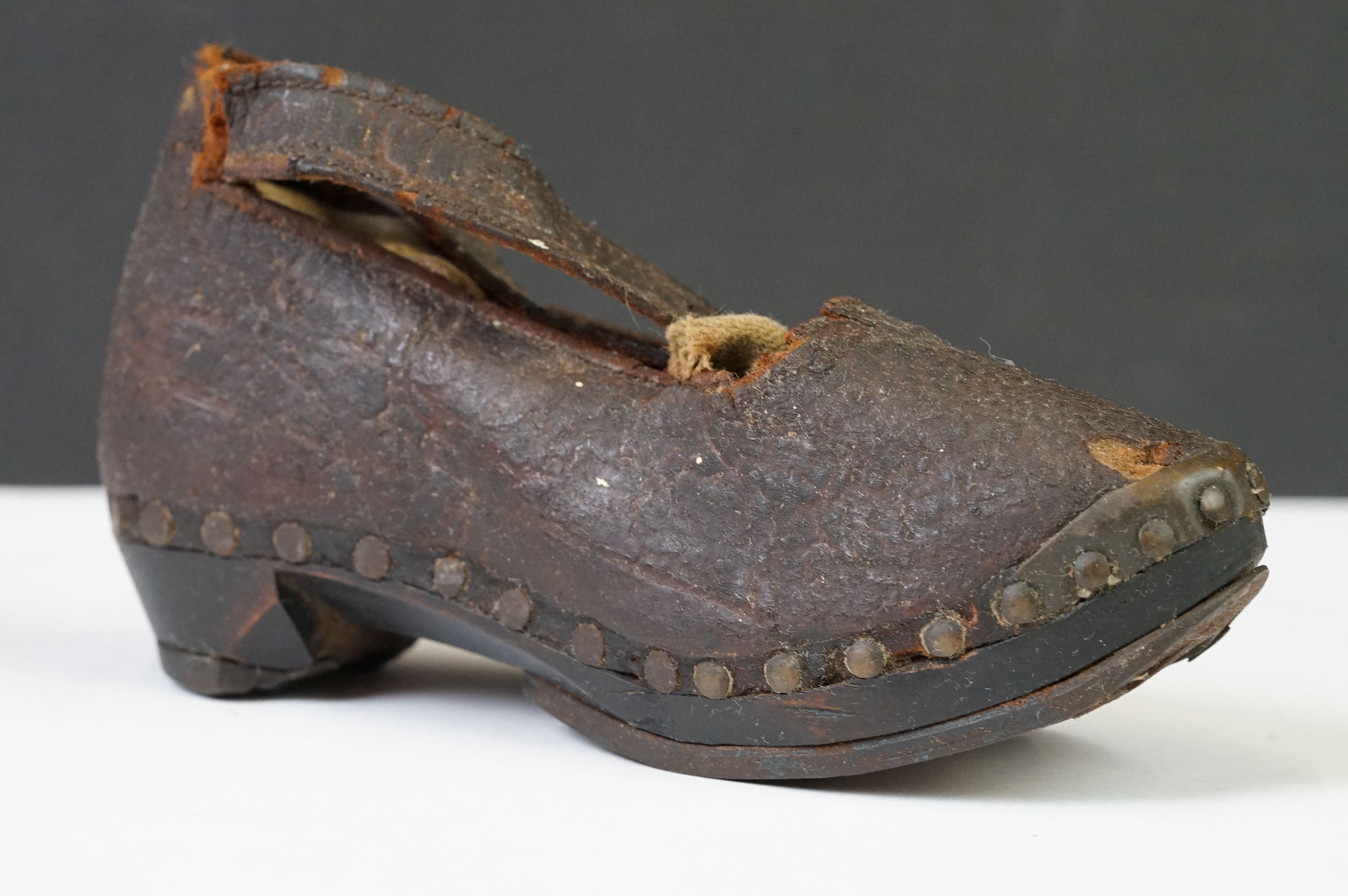 A pair of 'Latchet' leather Childs shoes c.1650-1700 - Image 8 of 10