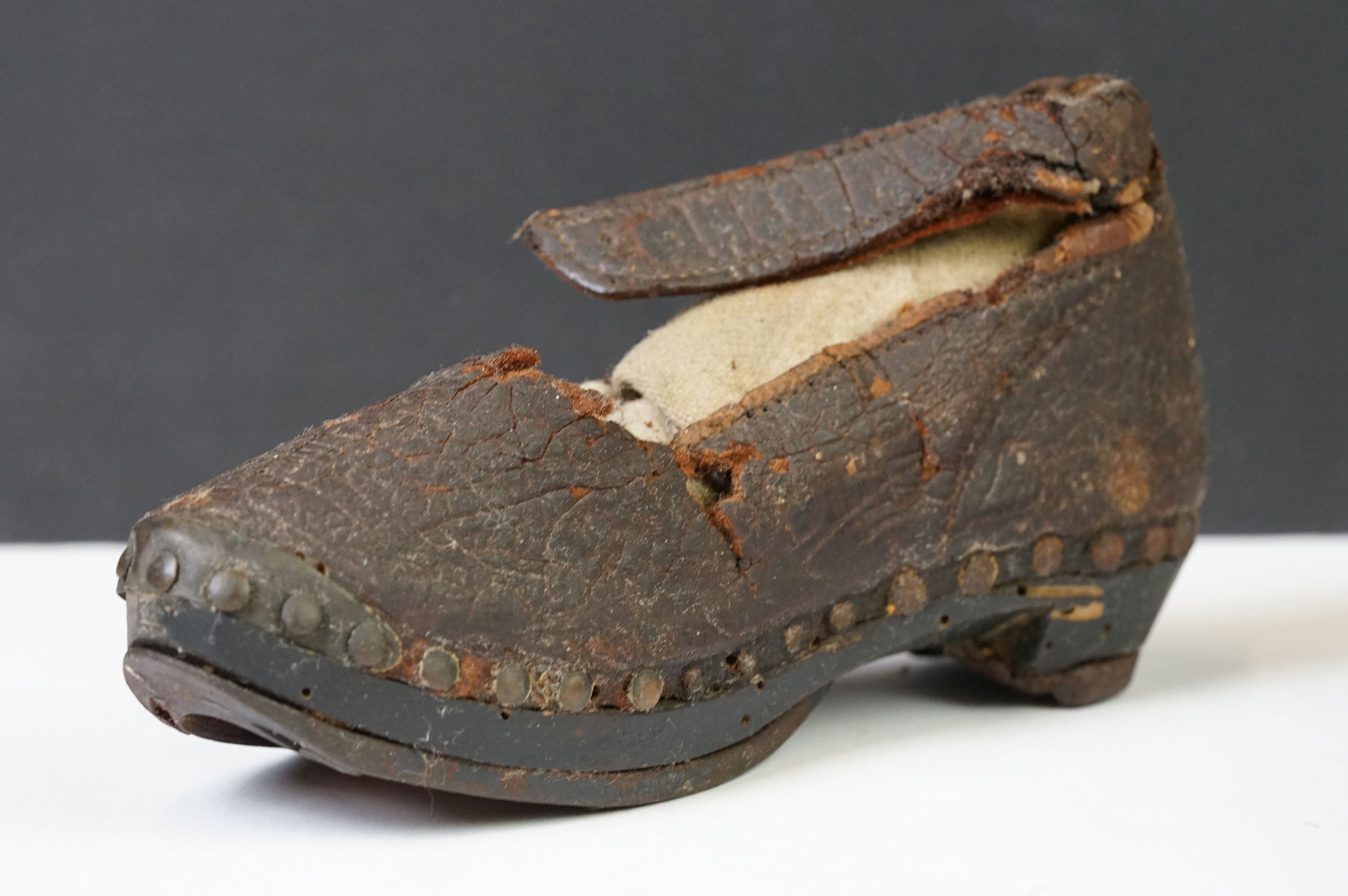 A pair of 'Latchet' leather Childs shoes c.1650-1700 - Image 4 of 10