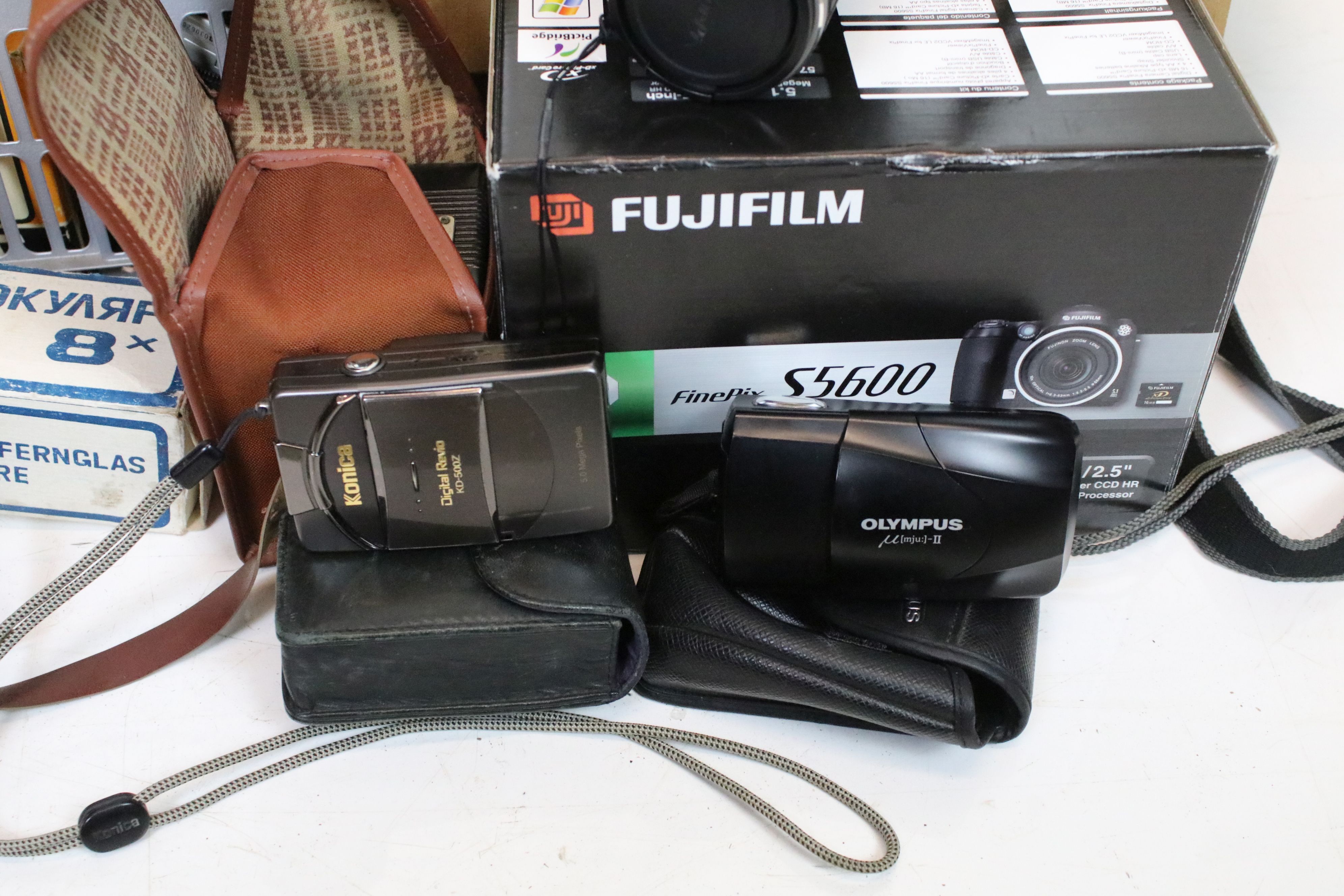 A large collection of photographic equipment to include many digital examples such as Fuji, Rollei - Image 3 of 6