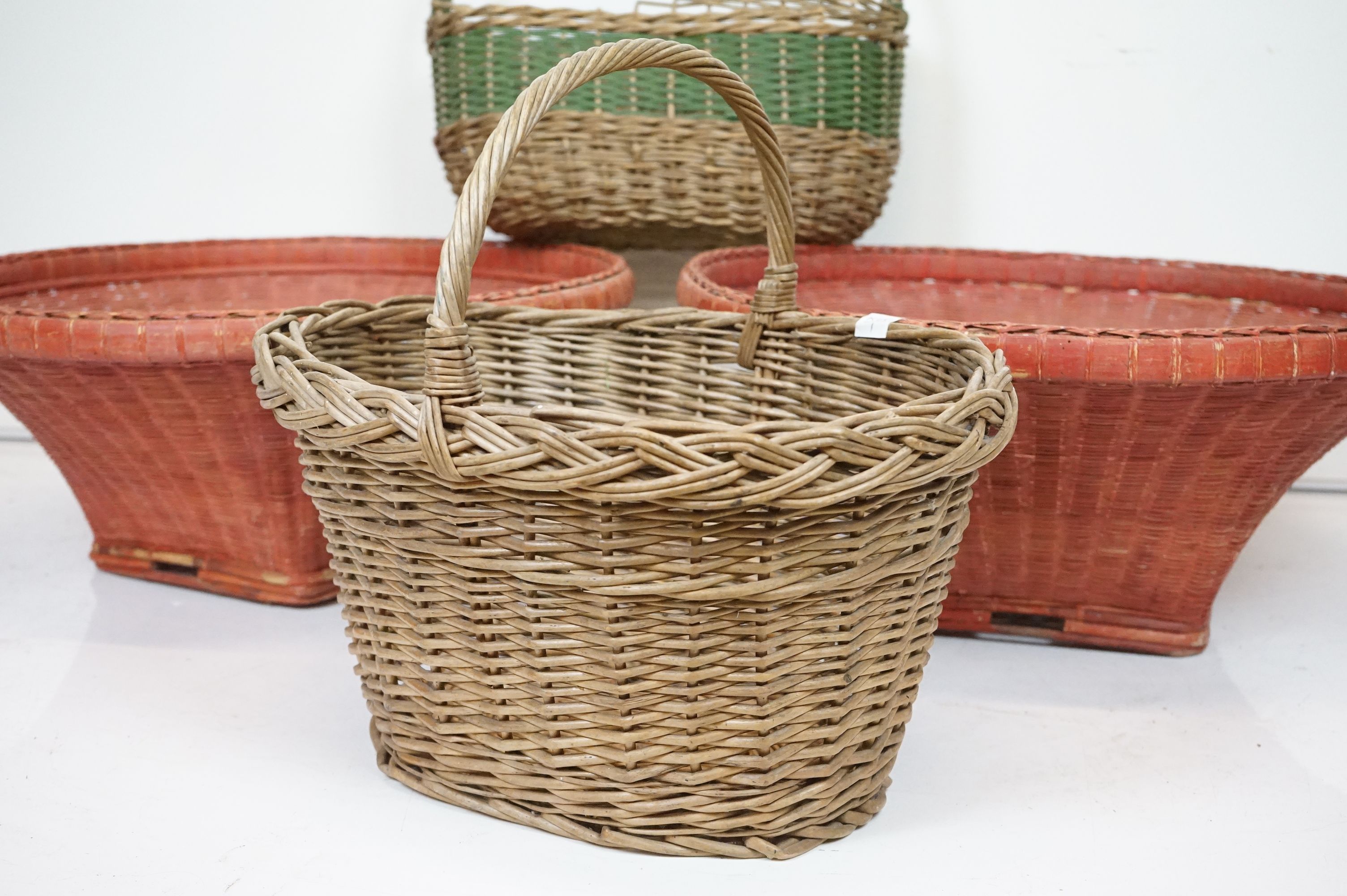 A collection of 4 vintage wicker baskets. - Image 6 of 8