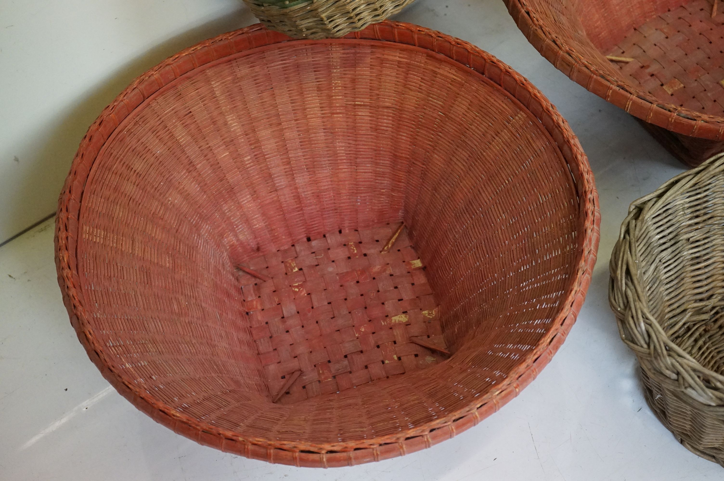 A collection of 4 vintage wicker baskets. - Image 3 of 8