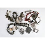 A small collection of mixed vintage jewellery to include silver examples.