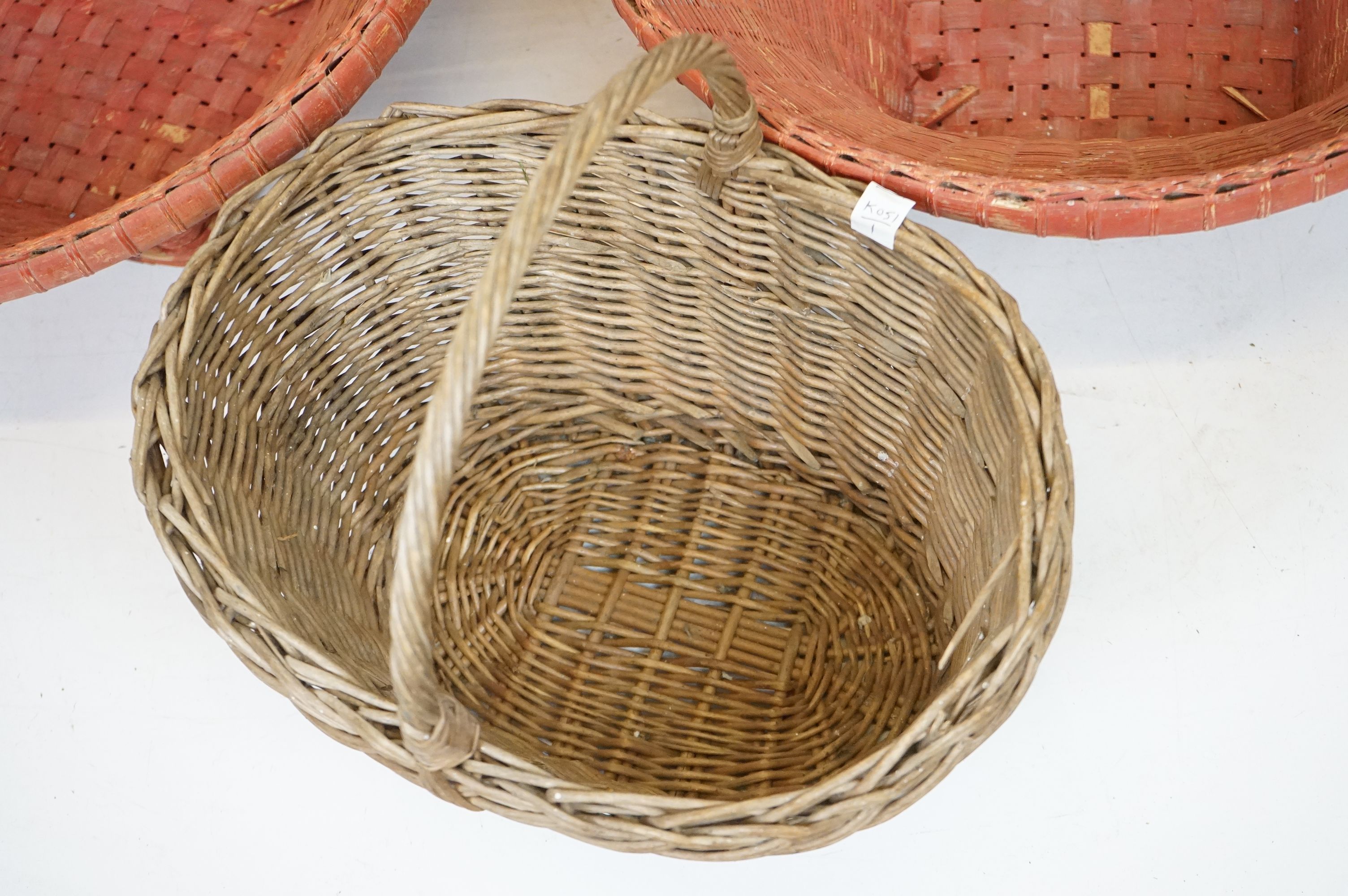 A collection of 4 vintage wicker baskets. - Image 7 of 8