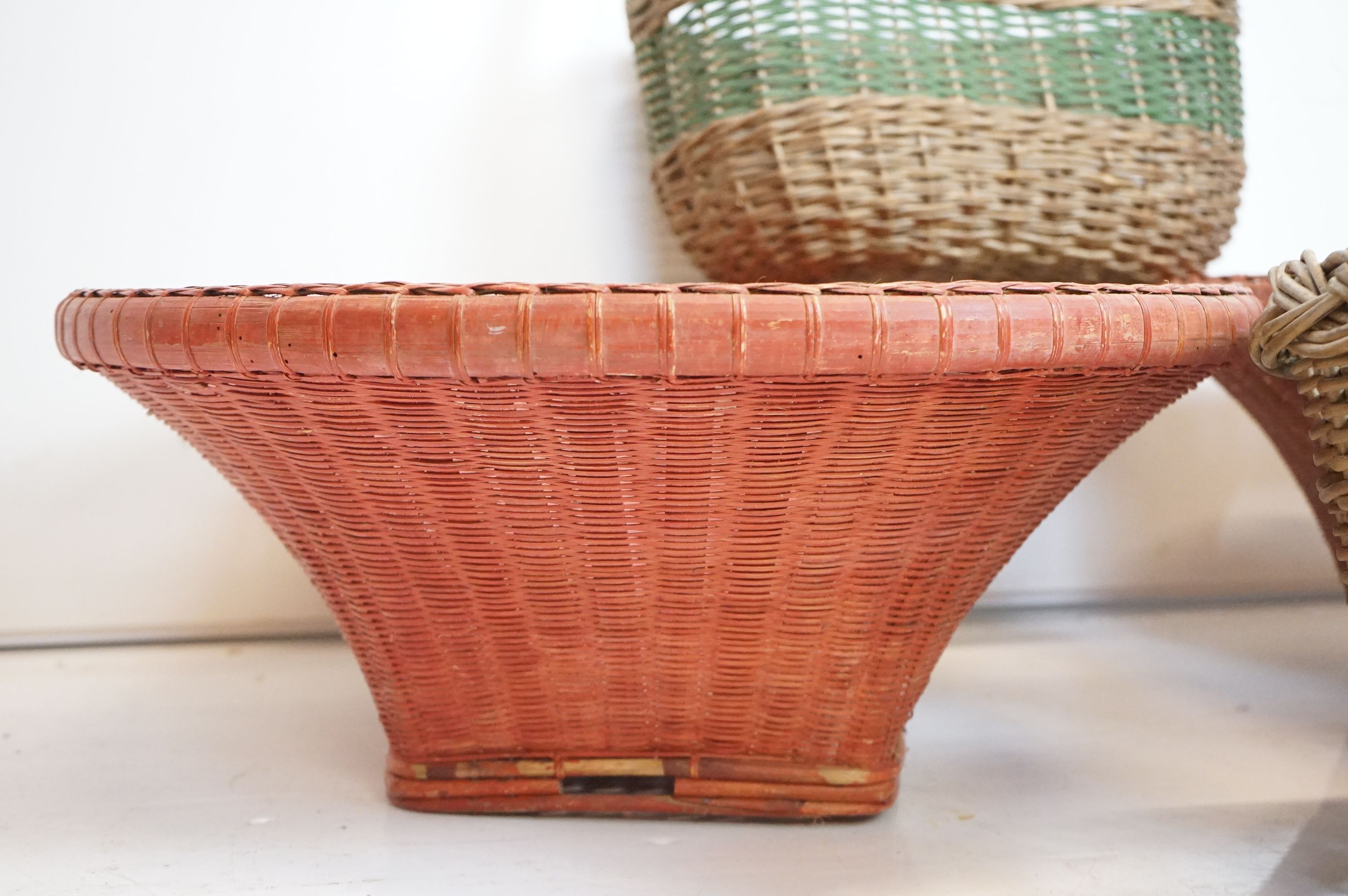 A collection of 4 vintage wicker baskets. - Image 4 of 8