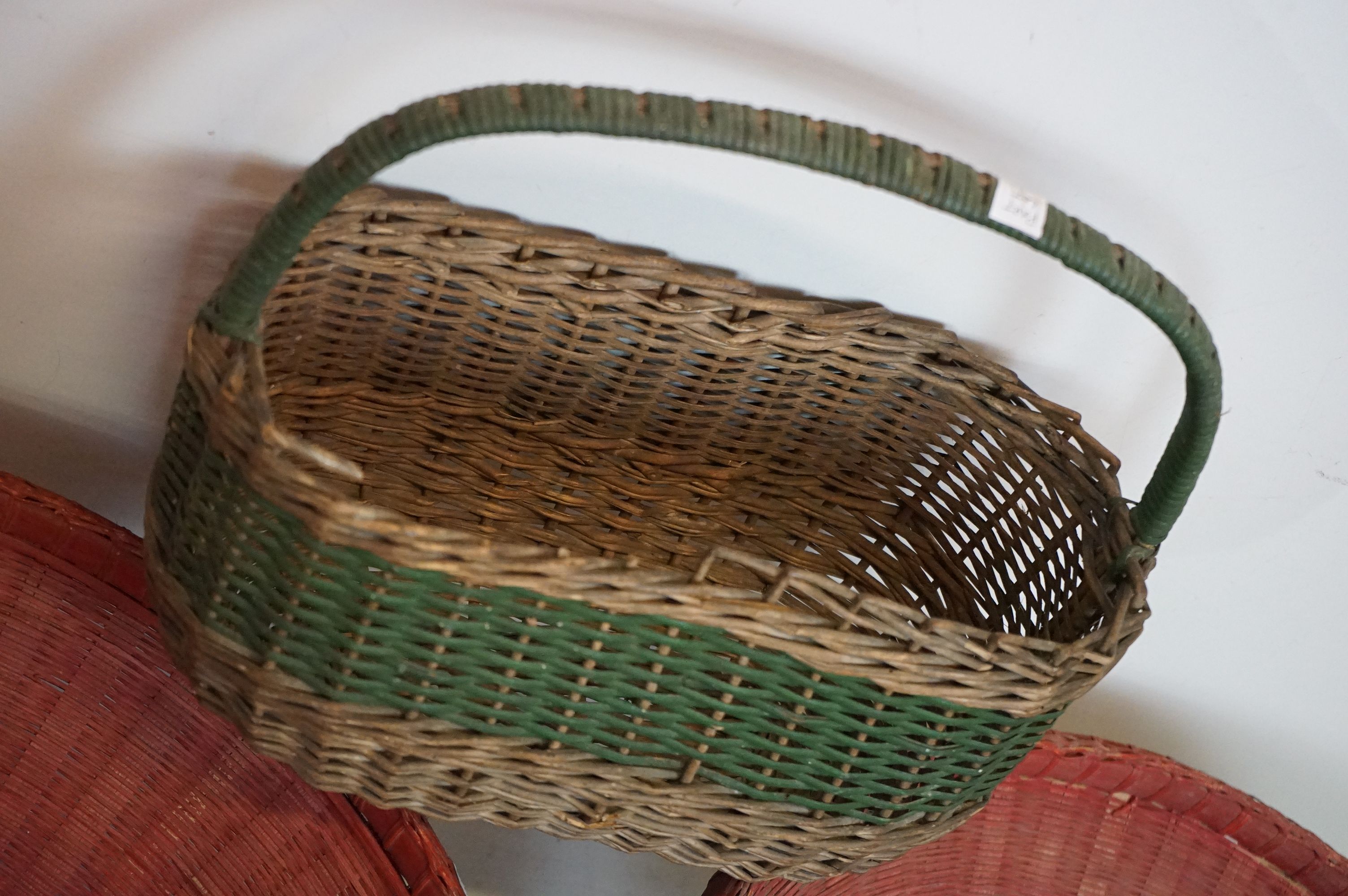 A collection of 4 vintage wicker baskets. - Image 2 of 8