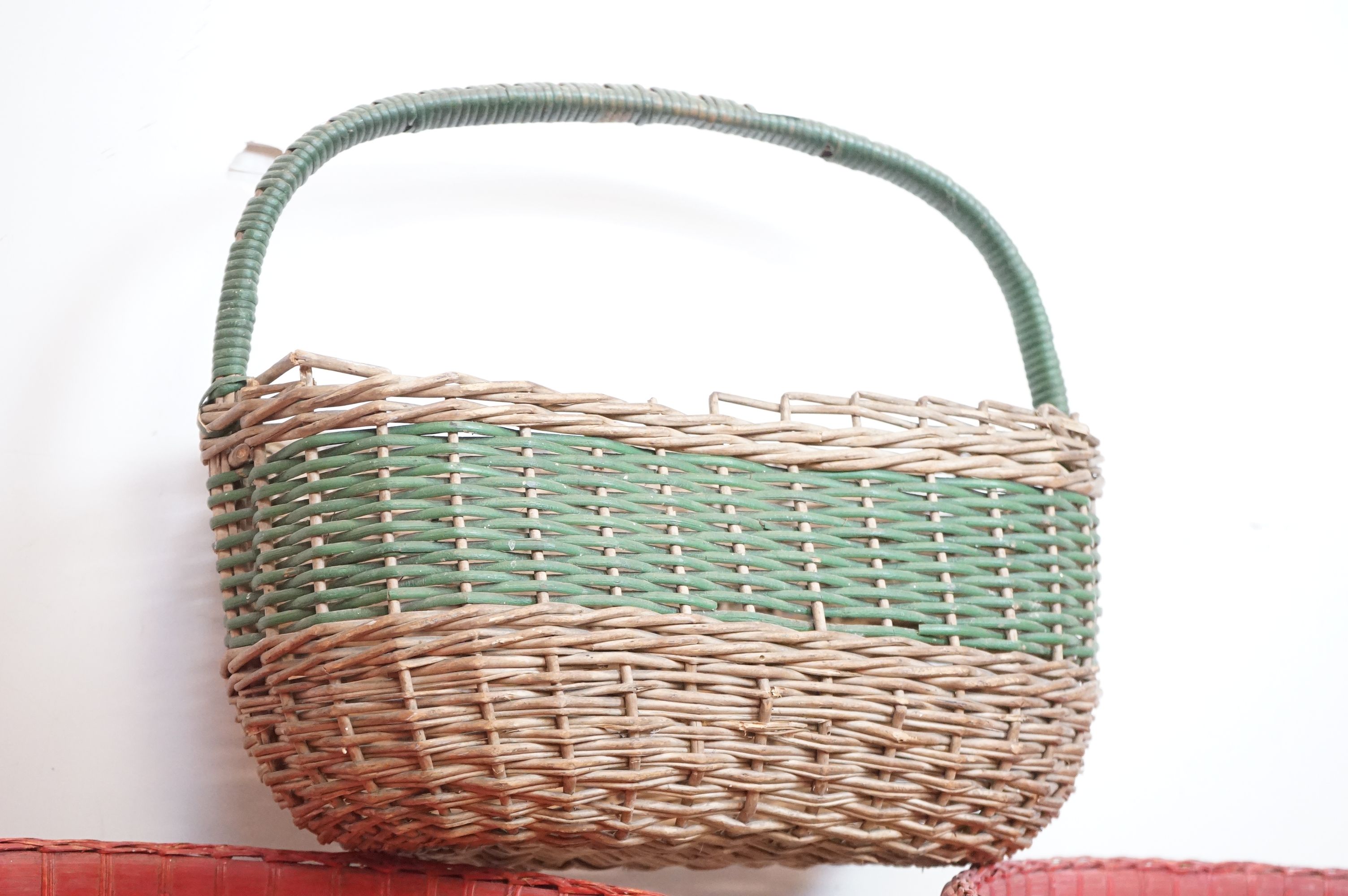 A collection of 4 vintage wicker baskets. - Image 5 of 8
