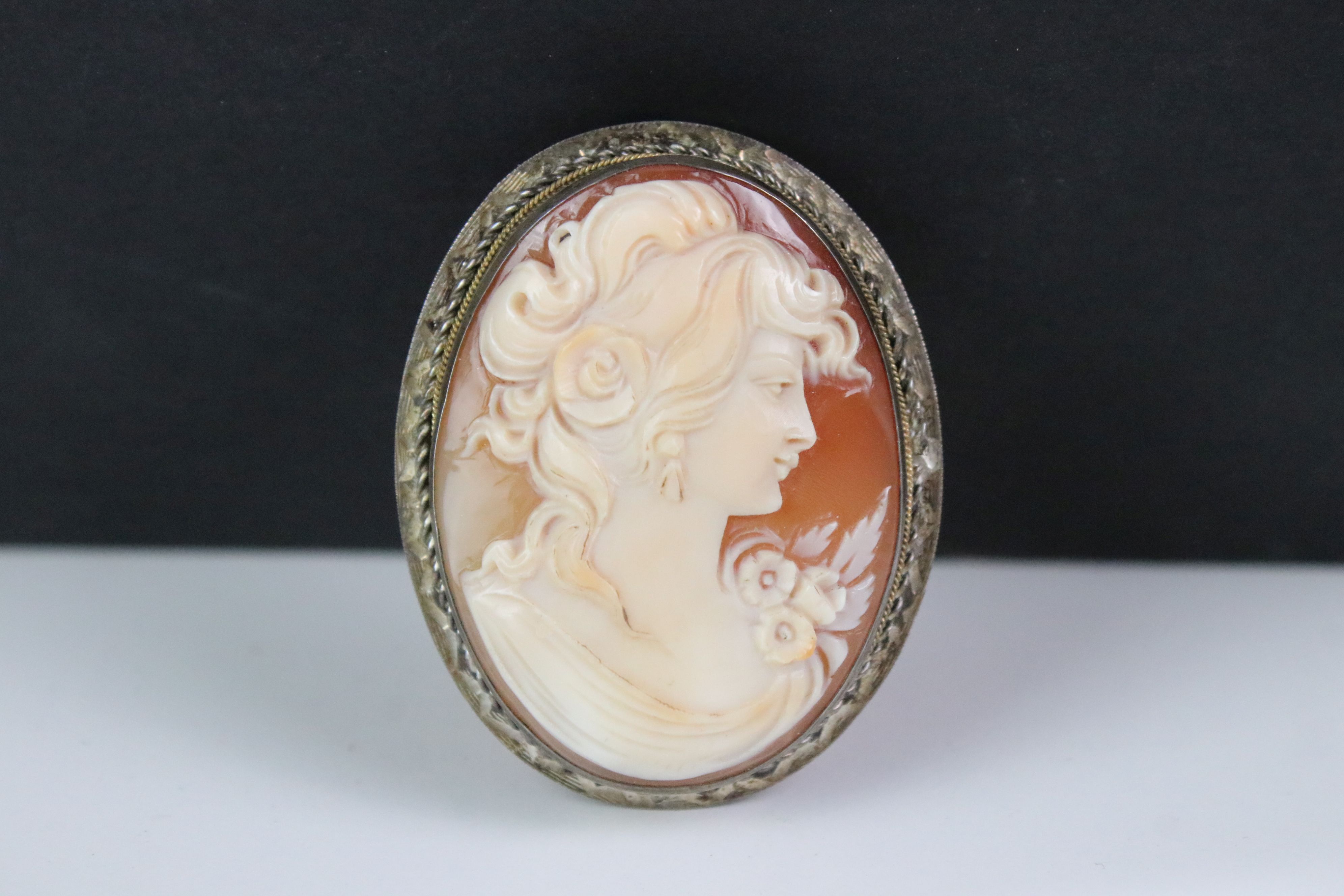 Silver mounted cameo brooch/ pendant