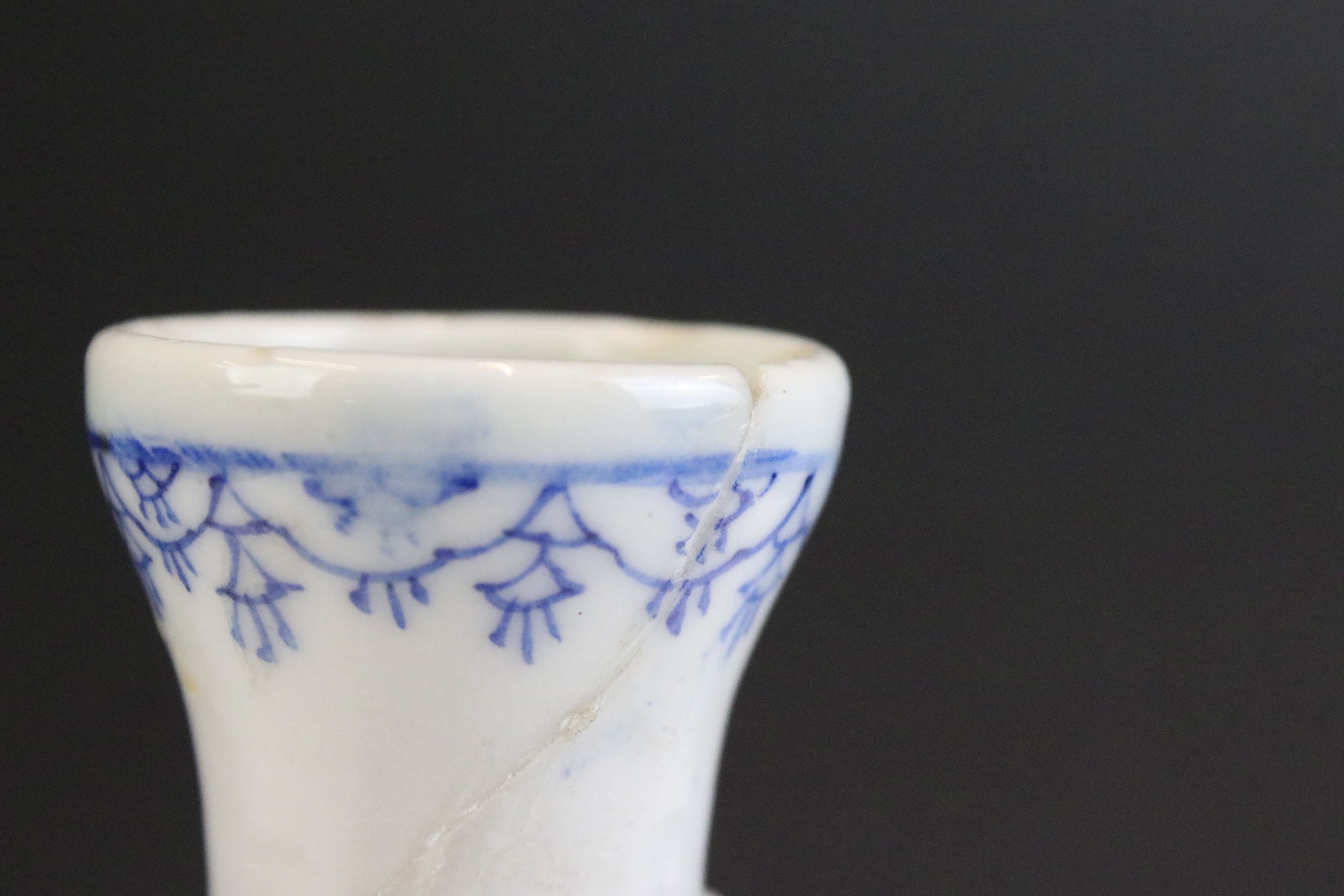 Chinese blue and white vase of baluster form with twin handles being hand painted with floral sprays - Image 4 of 5