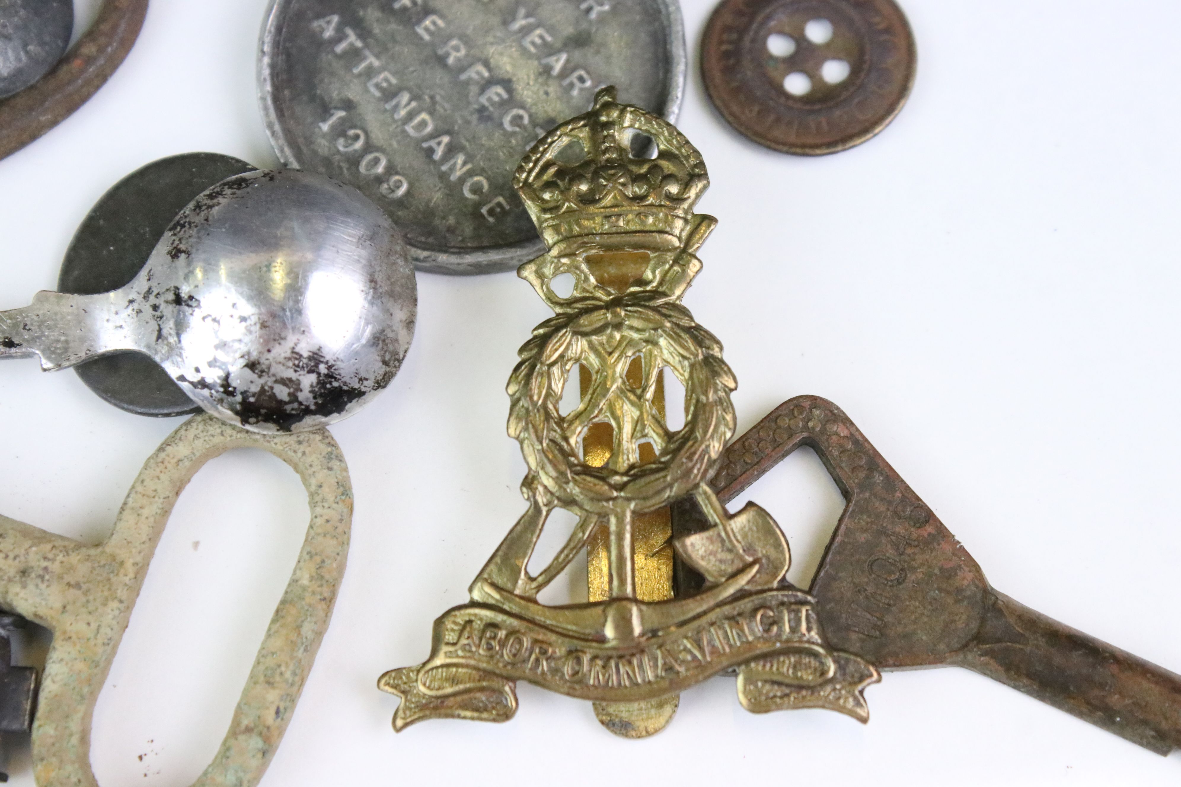 A box of mixed collectables to include whistle, military badges and buttons, coins, musket balls, - Image 9 of 11