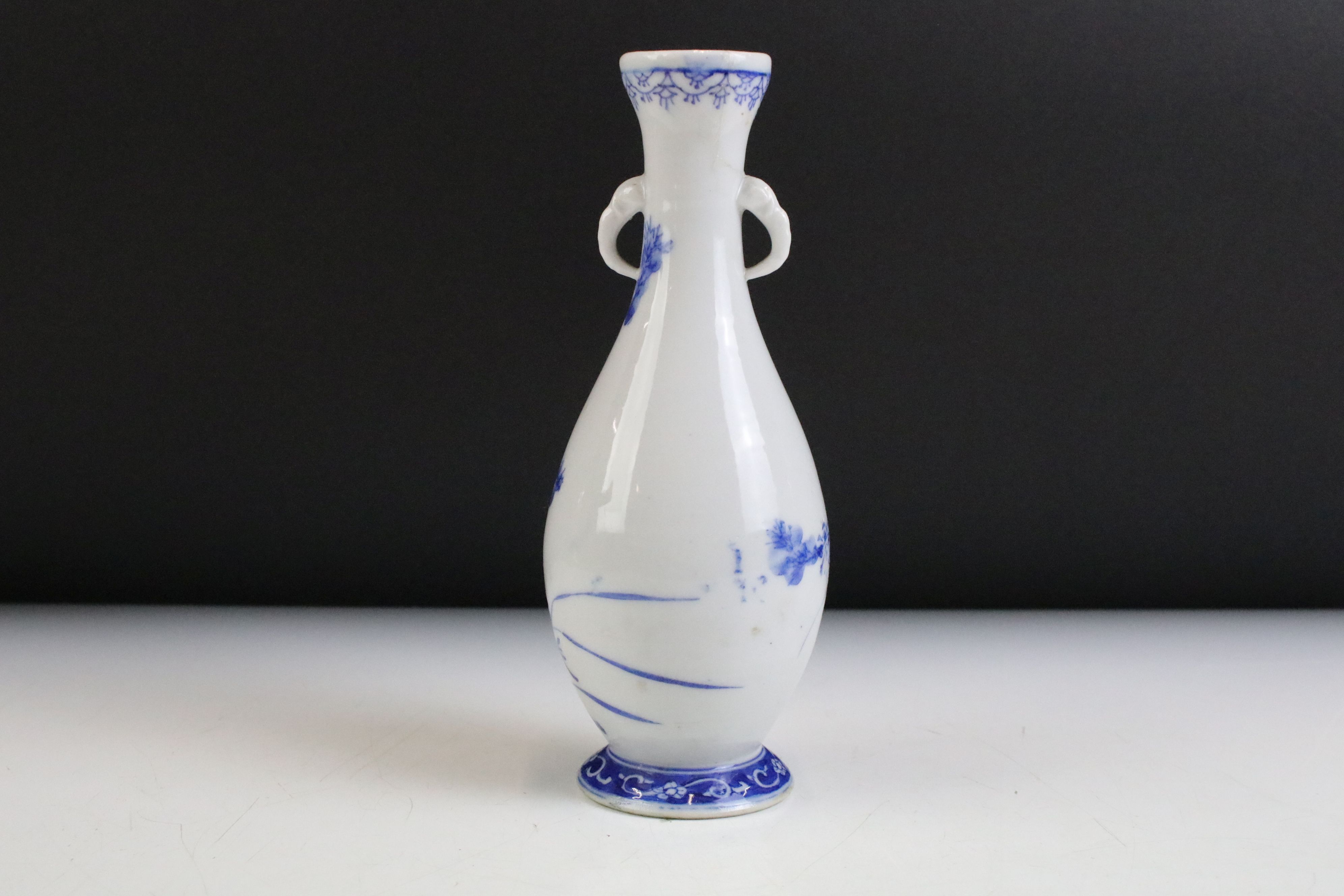 Chinese blue and white vase of baluster form with twin handles being hand painted with floral sprays - Image 2 of 5