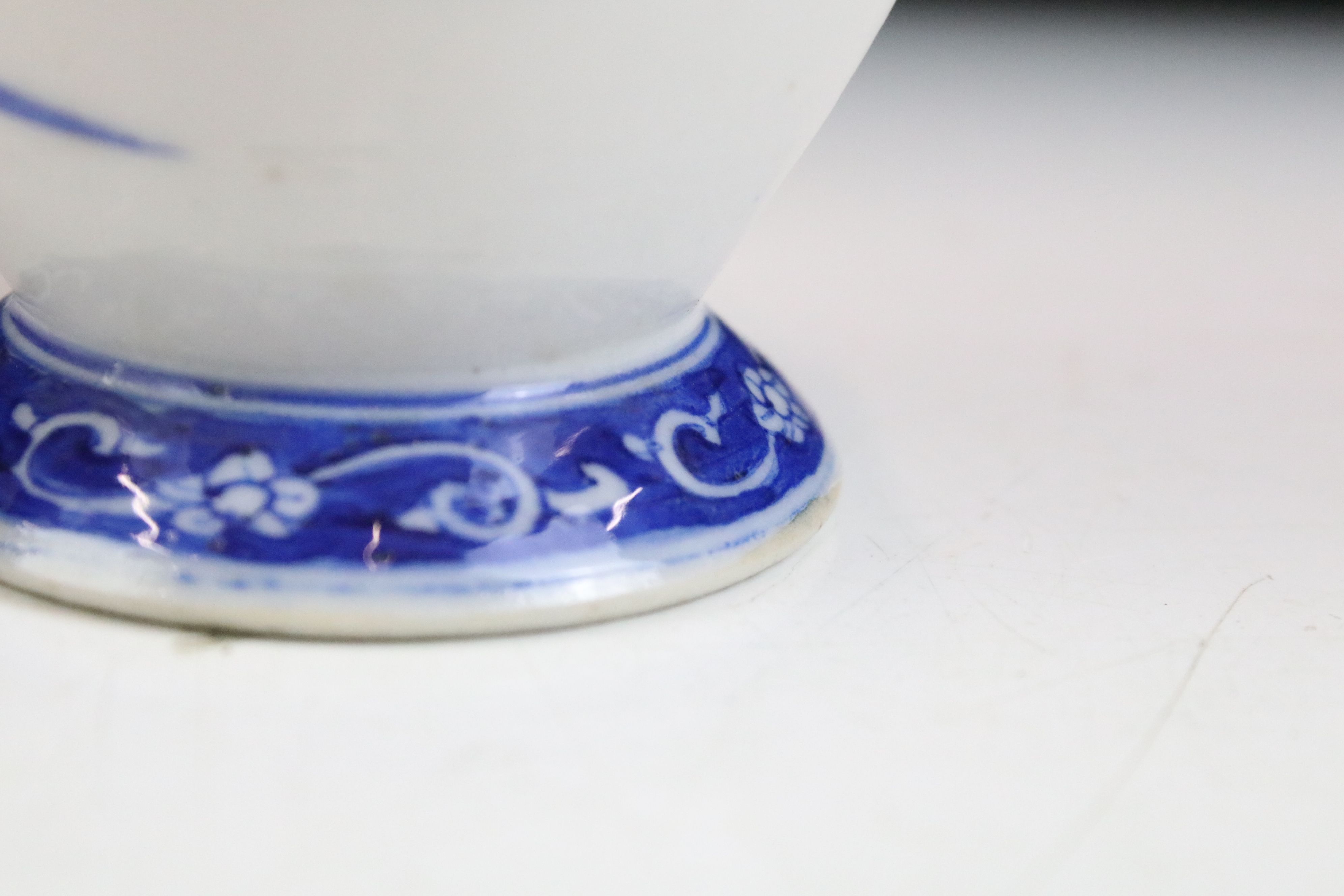 Chinese blue and white vase of baluster form with twin handles being hand painted with floral sprays - Image 3 of 5