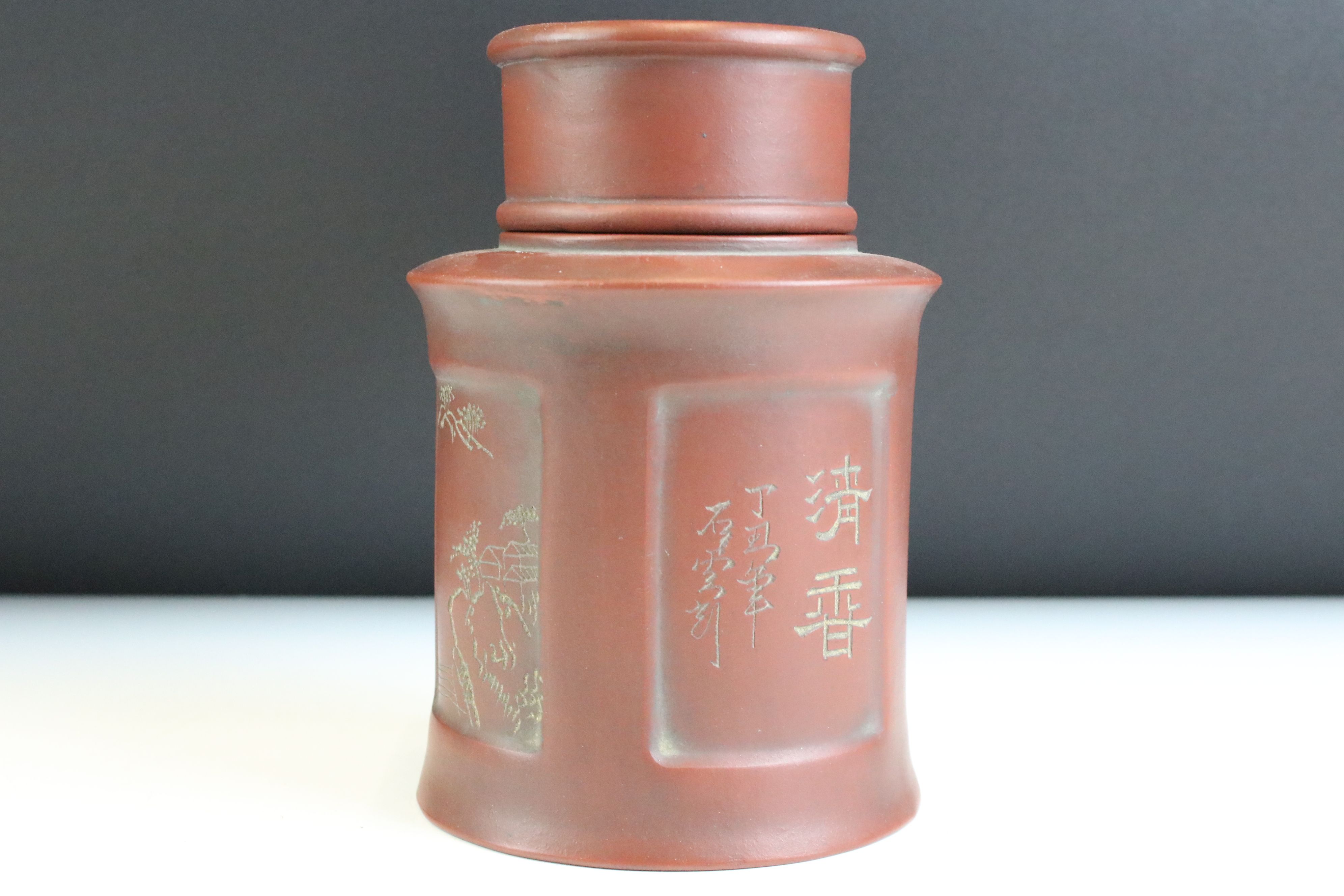 20th Century Chinese Yixing red clay tea pot of gourd form having applied animal and vine leaf - Image 9 of 12