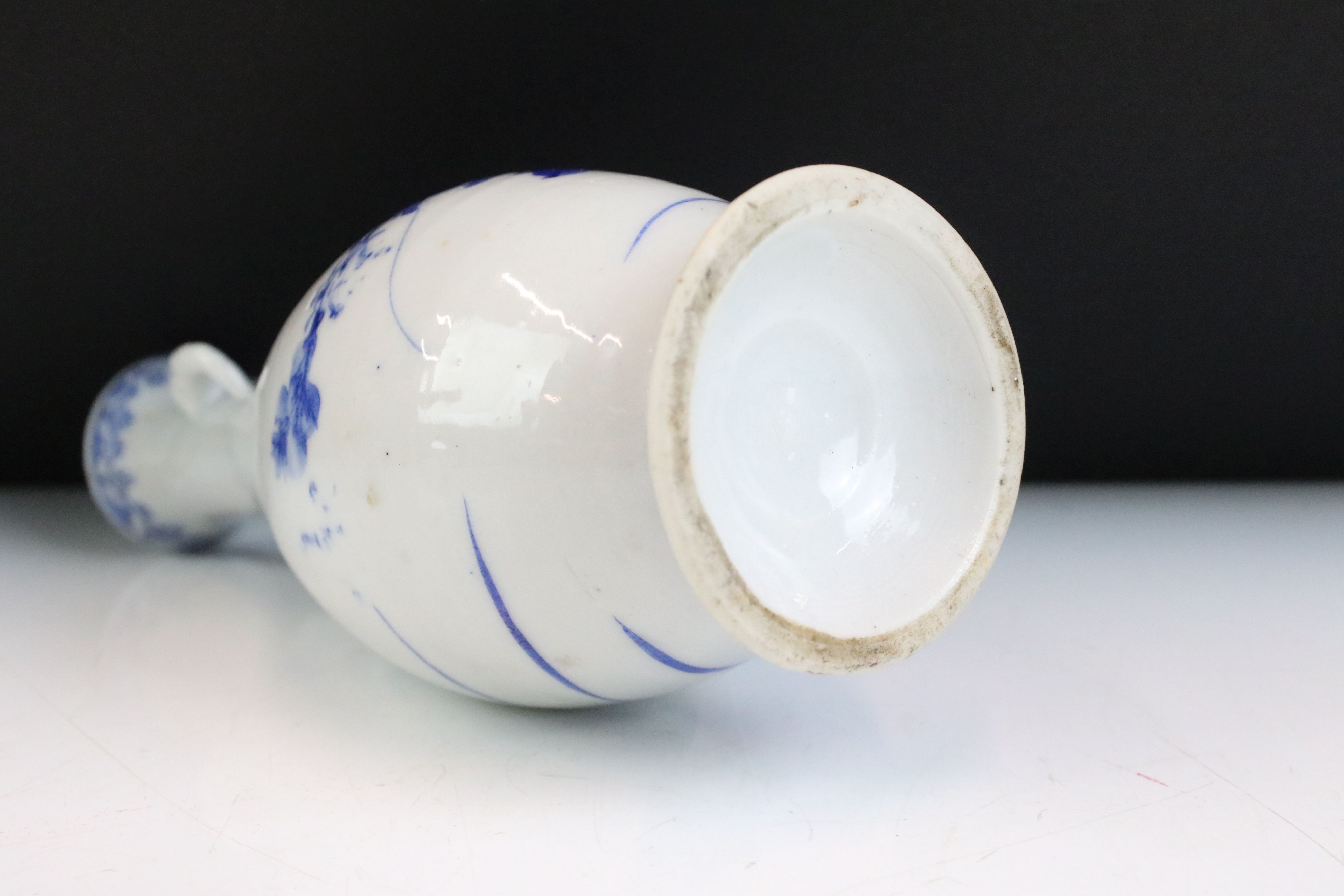 Chinese blue and white vase of baluster form with twin handles being hand painted with floral sprays - Image 5 of 5