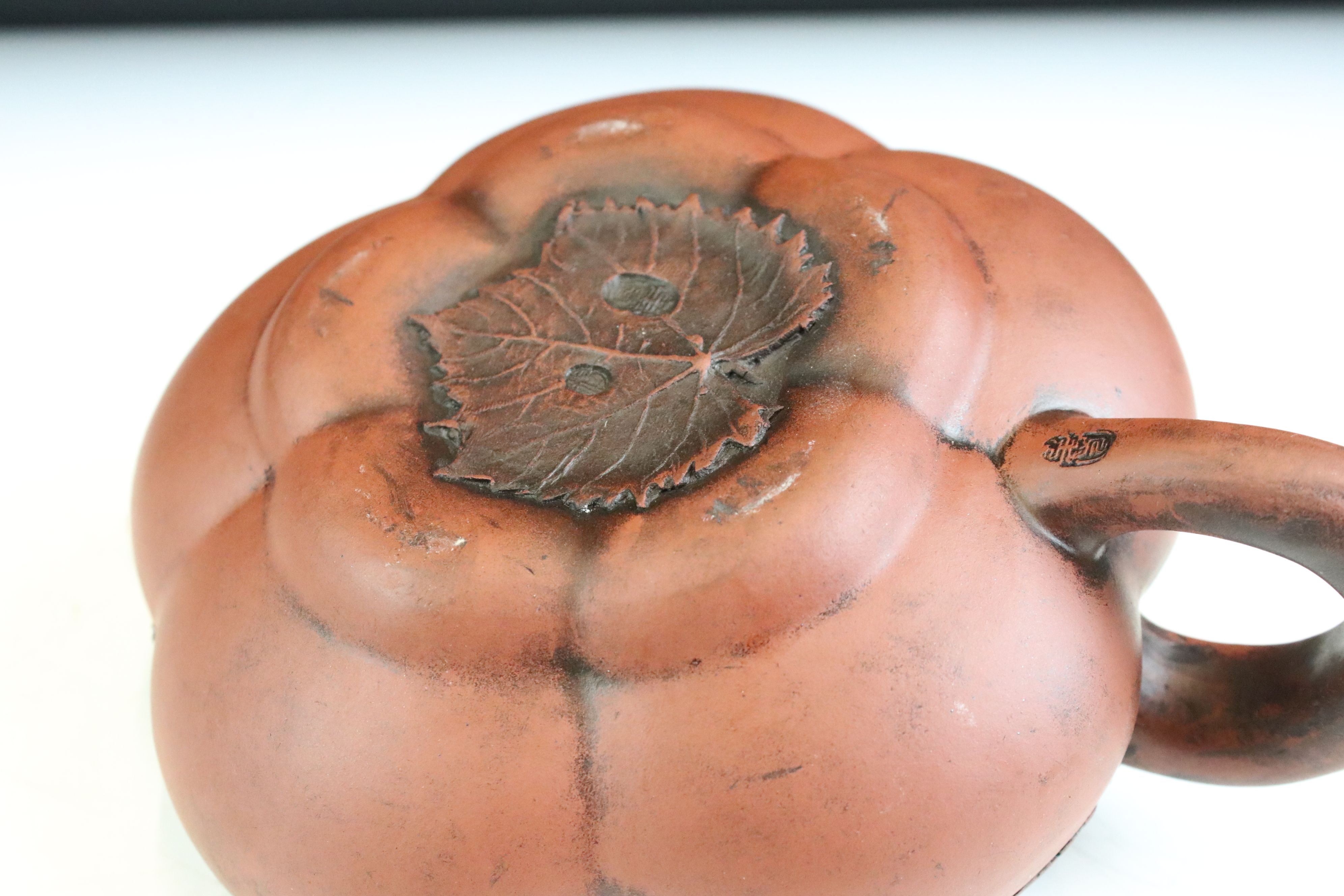 20th Century Chinese Yixing red clay tea pot of gourd form having applied animal and vine leaf - Image 6 of 12