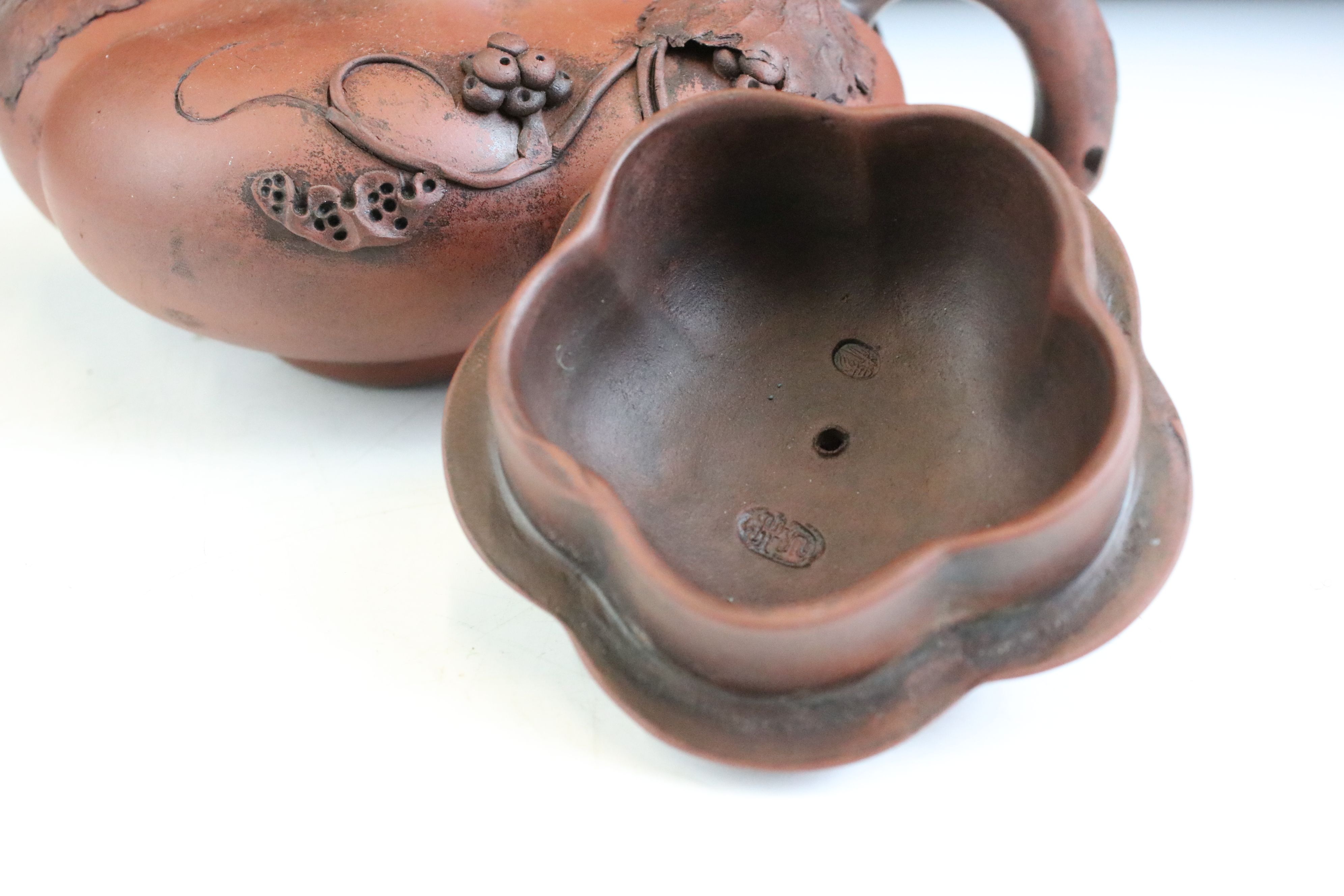20th Century Chinese Yixing red clay tea pot of gourd form having applied animal and vine leaf - Image 4 of 12