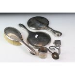 A collection of fully hallmarked sterling silver collectables to include Childs spoon and pusher,