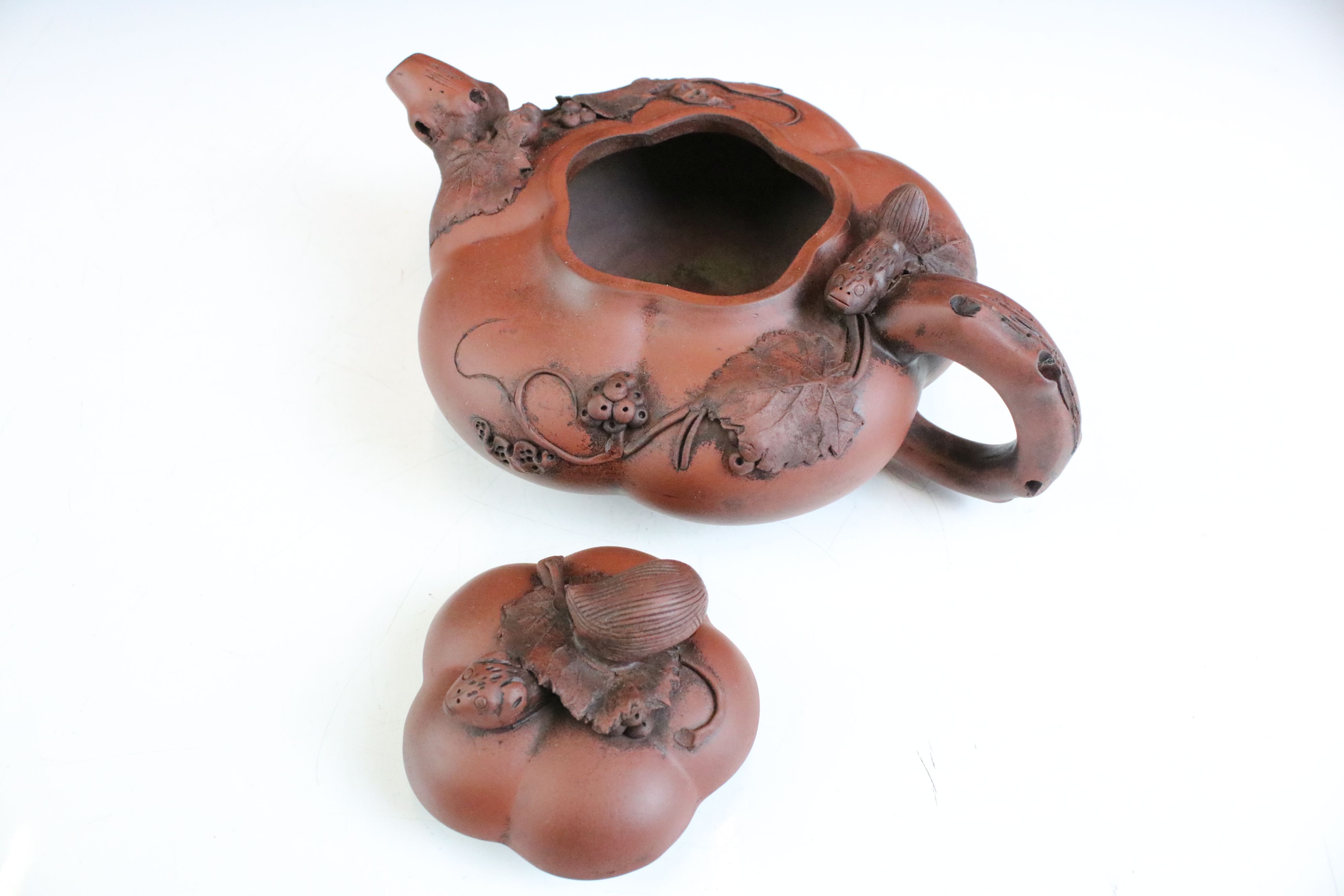 20th Century Chinese Yixing red clay tea pot of gourd form having applied animal and vine leaf - Image 5 of 12