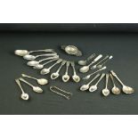 Collection of silver flatware to include a set of four Victorian fiddle pattern tea spoons (London