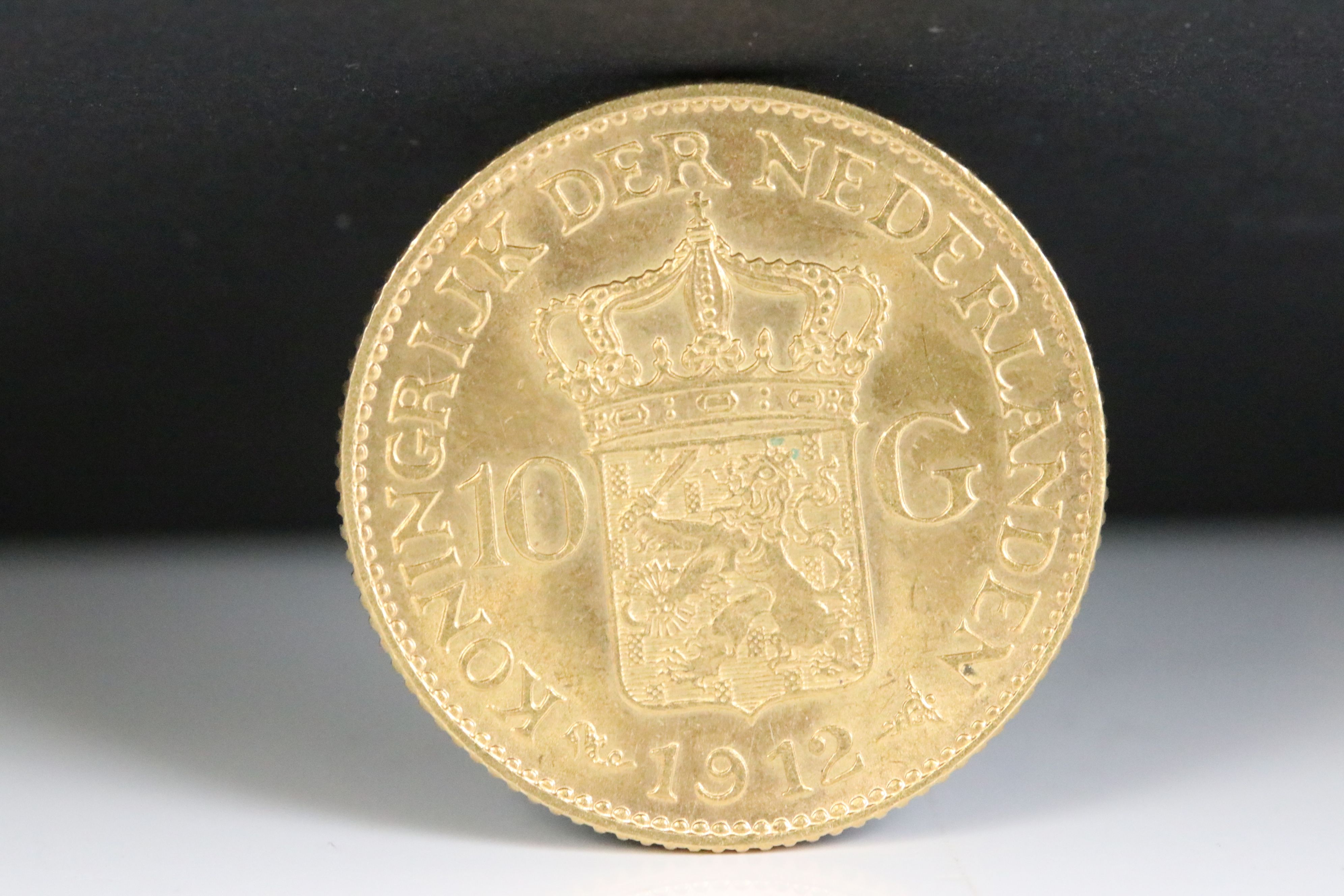 A Netherlands ten Guilders gold coin, dated 1912.