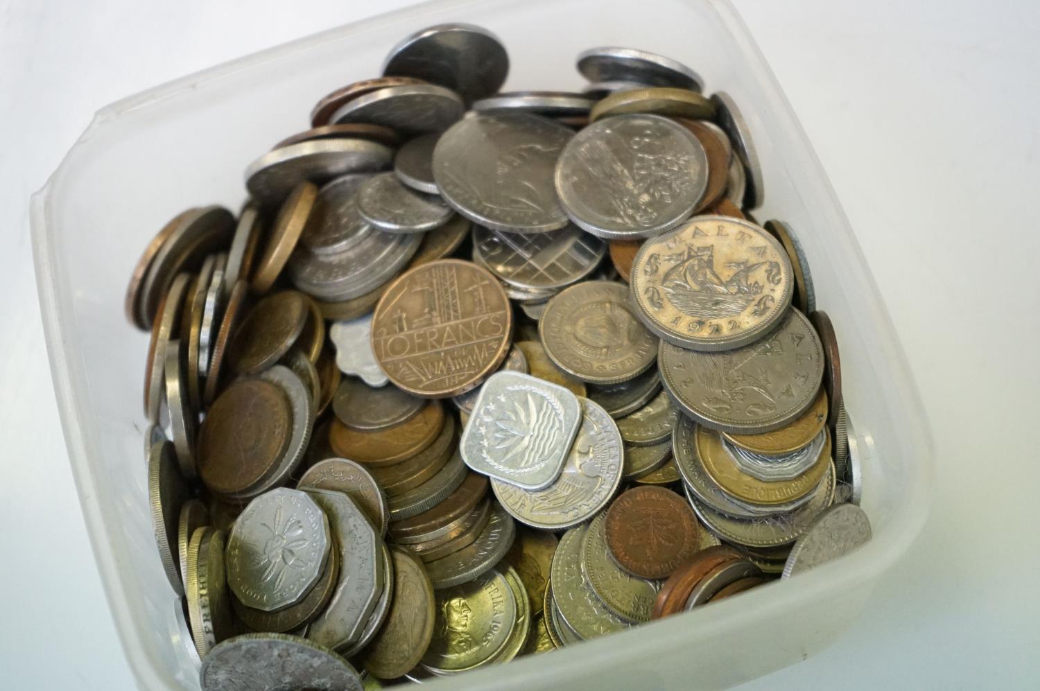 A large collection of mixed British & Foreign coins to include uncirculated examples. - Image 10 of 17