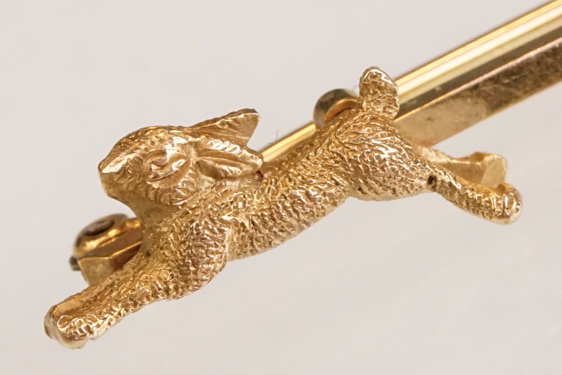 Early 20th century 9ct yellow gold bar brooch modelled as a hound dog chasing a rabbit, early 20th - Image 2 of 8