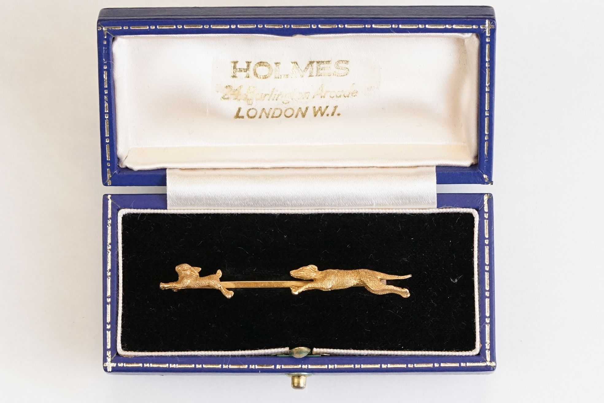Early 20th century 9ct yellow gold bar brooch modelled as a hound dog chasing a rabbit, early 20th - Image 8 of 8