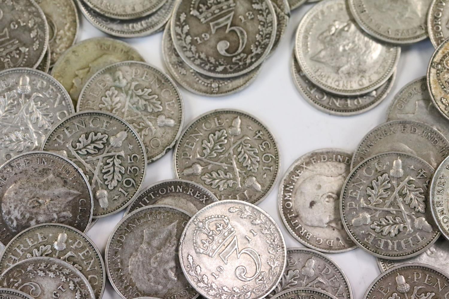 A collection of approx 200 x King George V silver threepence coins. - Image 3 of 8