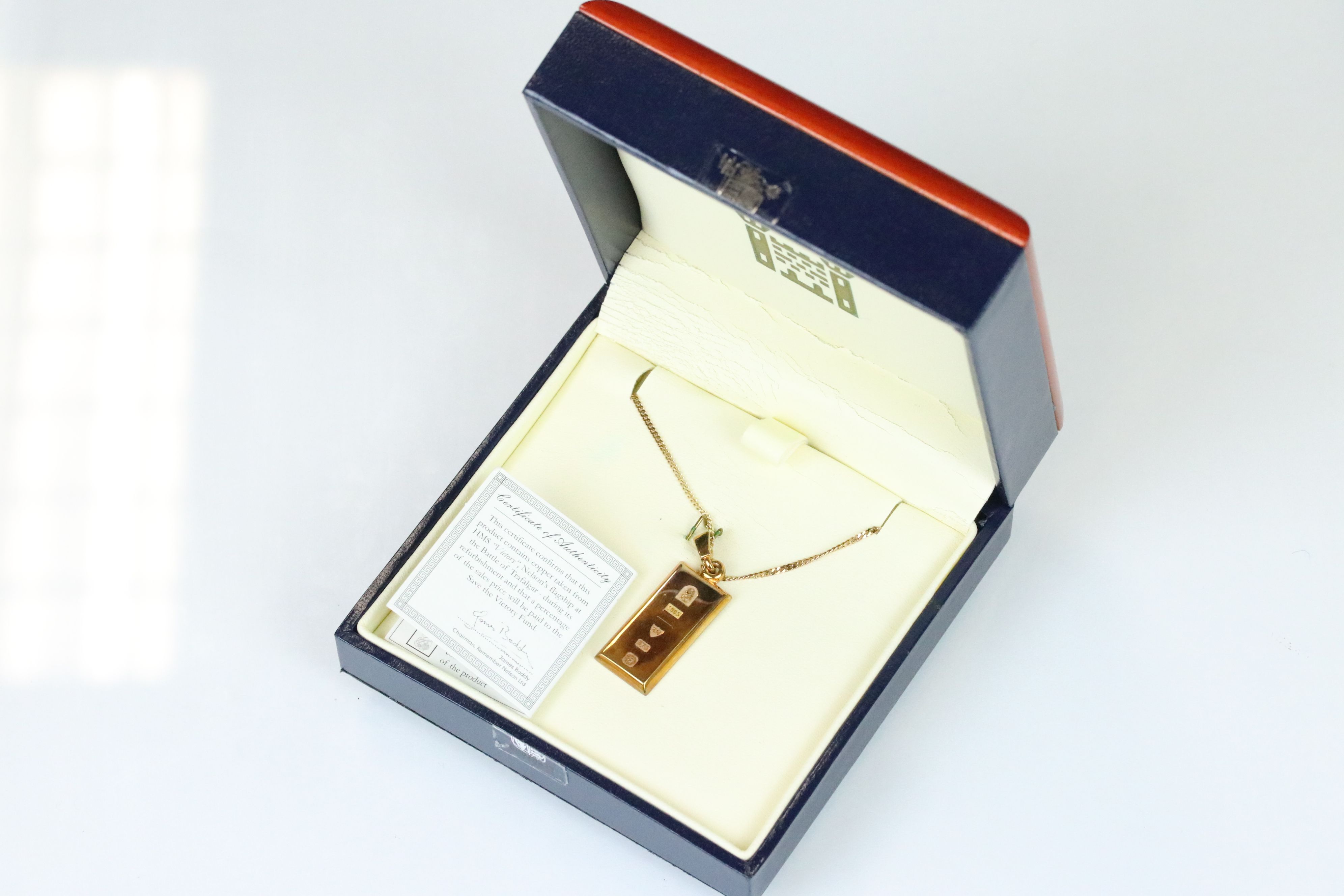 Royal Mint Classics limited edition 9ct gold ingot pendant necklace, 9ct gold chain, no. 277/1805,