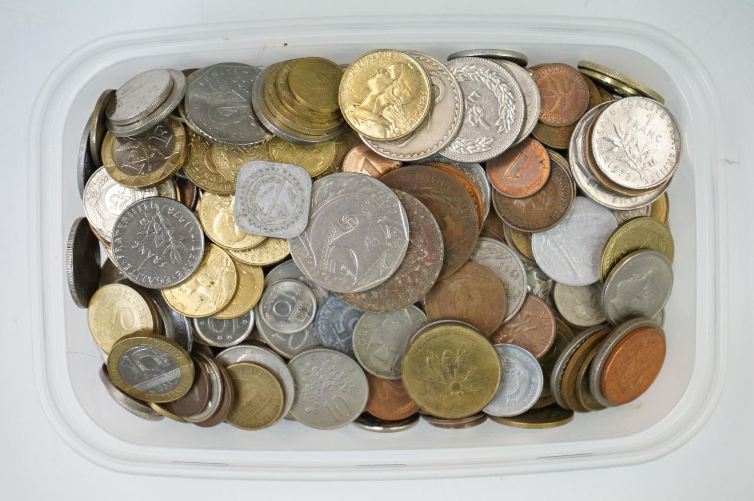 A large collection of mixed British & Foreign coins to include uncirculated examples. - Image 11 of 17