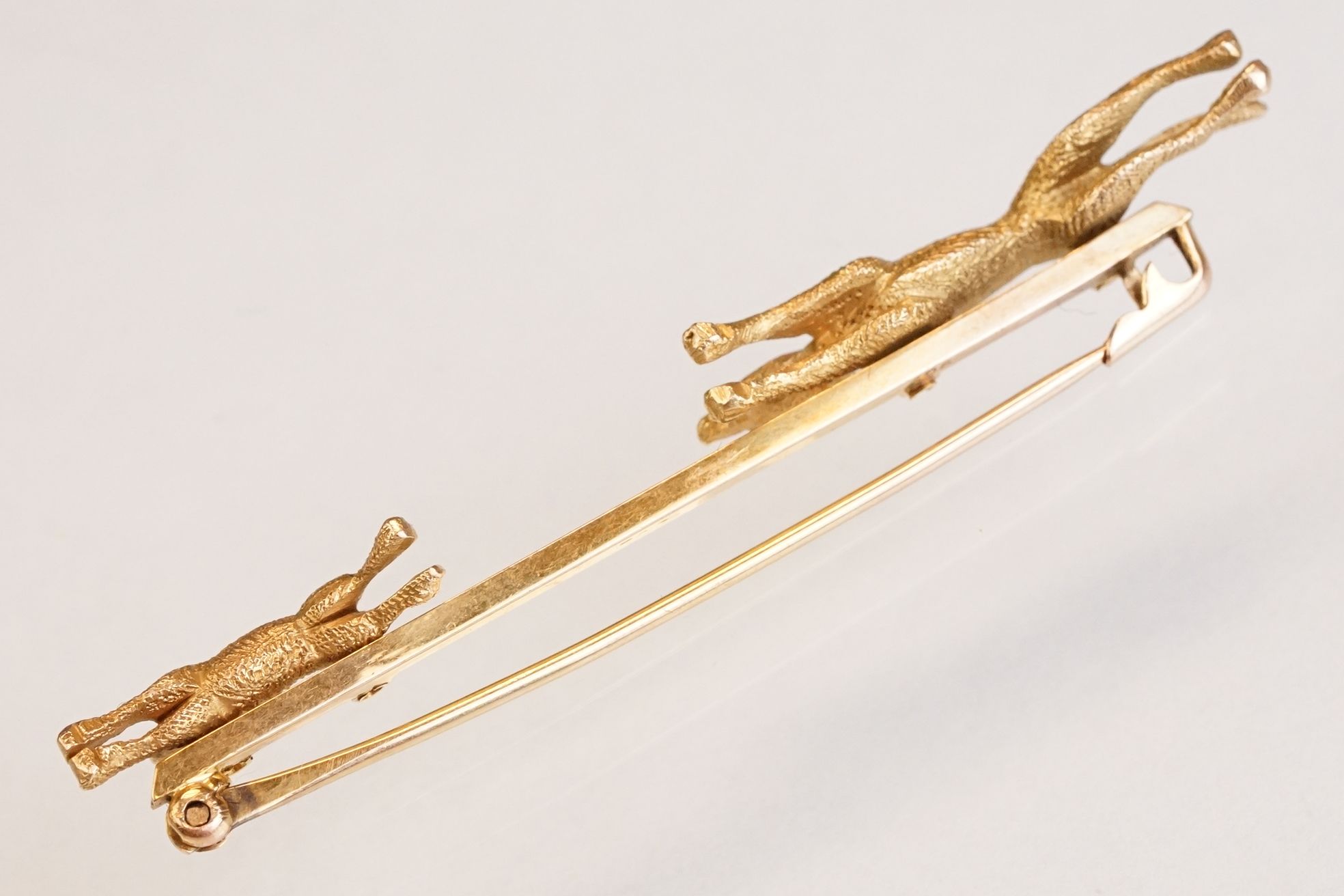 Early 20th century 9ct yellow gold bar brooch modelled as a hound dog chasing a rabbit, early 20th - Image 4 of 8