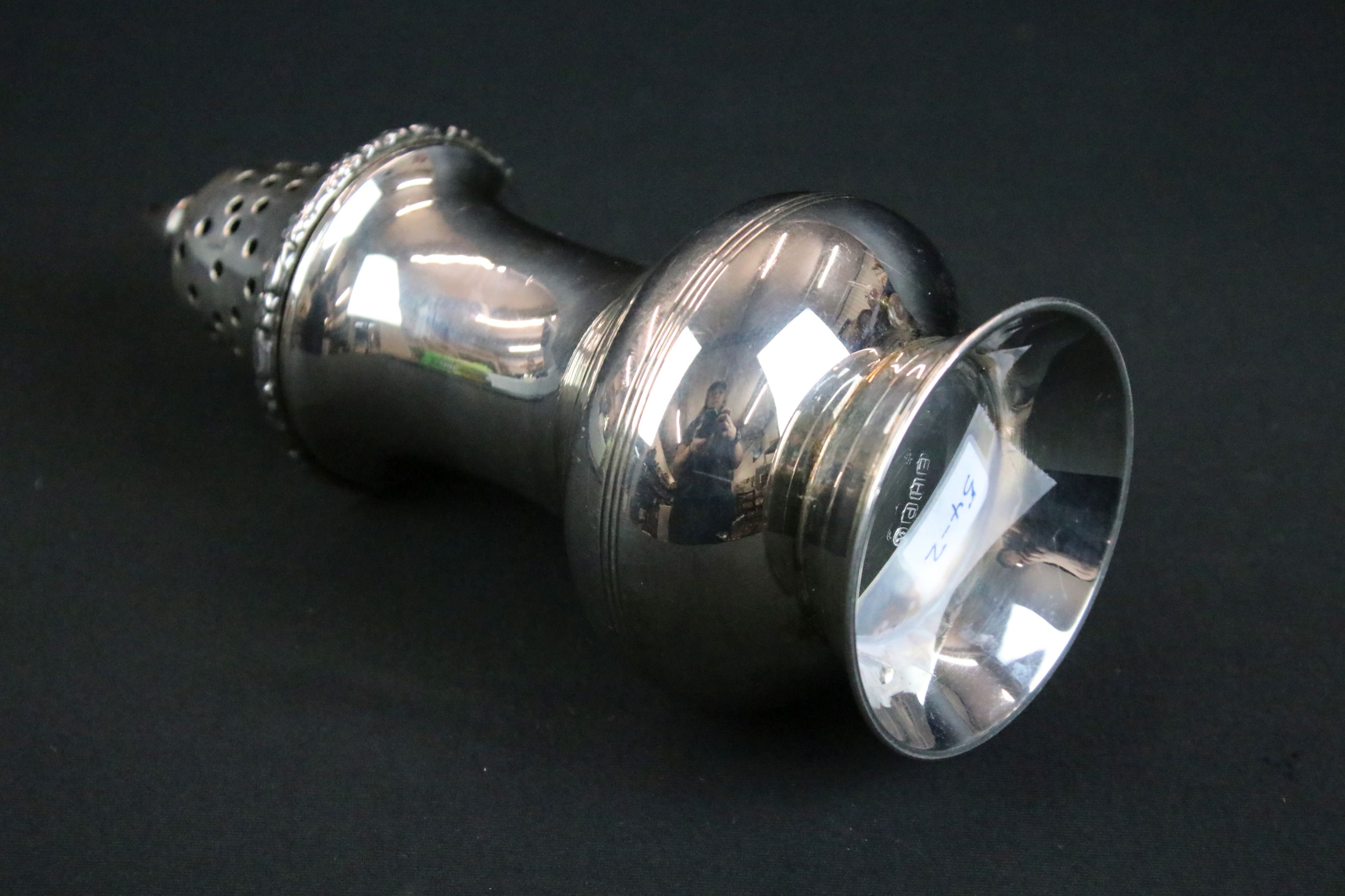 1930s silver hallmarked sugar shaker having a domed pierced lid (hallmarked Birmingham 1930) - Image 5 of 6