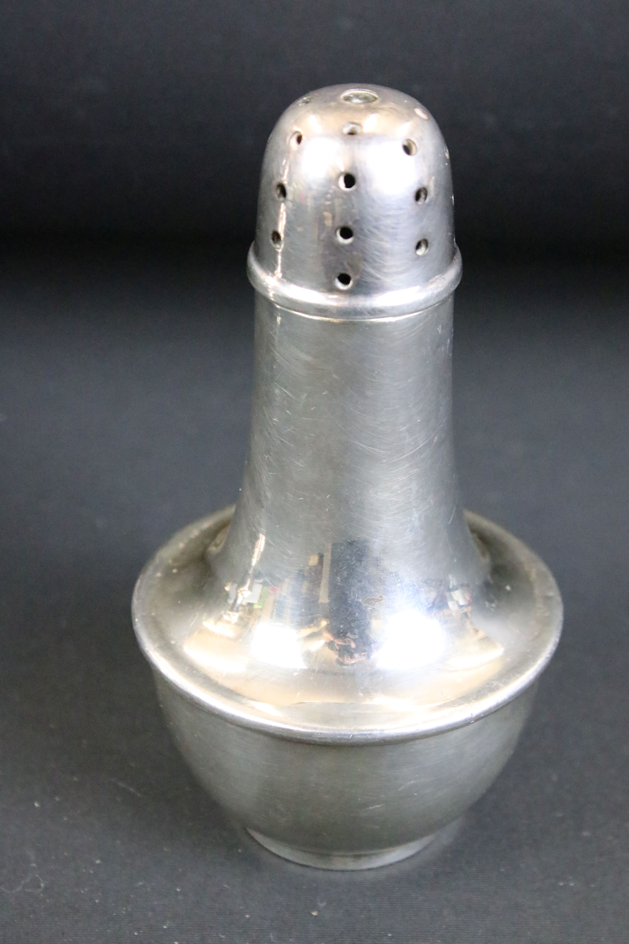 1930s silver hallmarked sugar shaker having a domed pierced lid (hallmarked Birmingham 1930) - Image 2 of 6