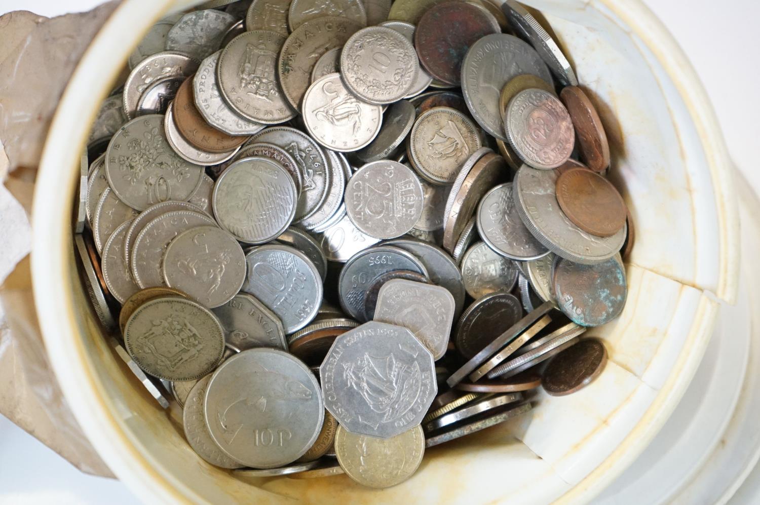 A large collection of mixed British & Foreign coins to include uncirculated examples. - Image 5 of 17