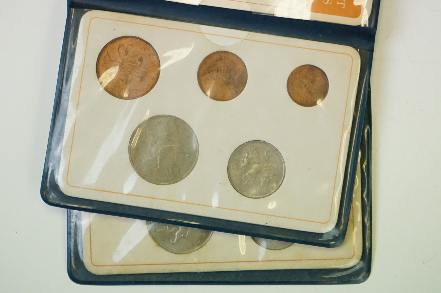 A large collection of mixed British & Foreign coins to include uncirculated examples. - Image 7 of 17