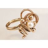 Pearl 9ct gold asymmetric ring, the cream cultured pearl diameter approx 7mm, sphere and loop