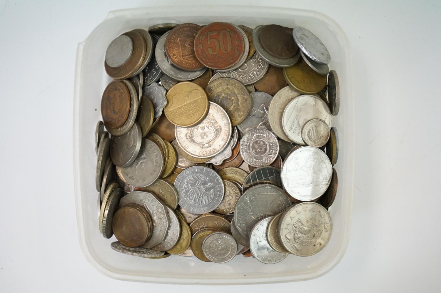 A large collection of mixed British & Foreign coins to include uncirculated examples. - Image 9 of 17