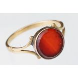 Carnelian yellow metal ring, circular carnelian panel, diameter approx 10mm, rubover set, v shaped