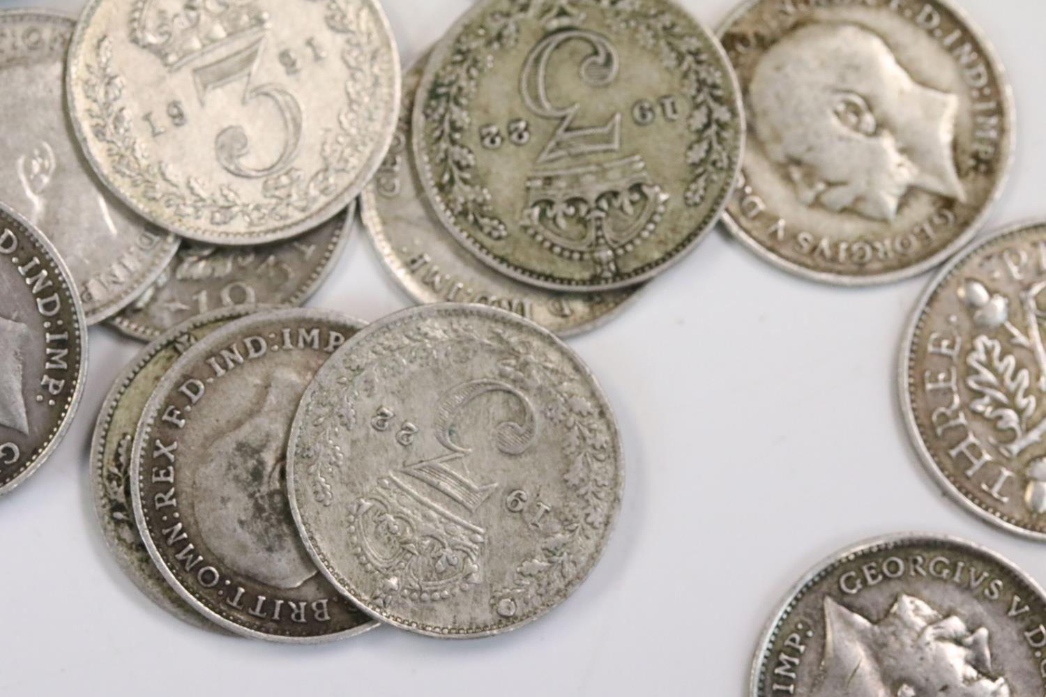 A collection of approx 200 x King George V silver threepence coins. - Image 8 of 8