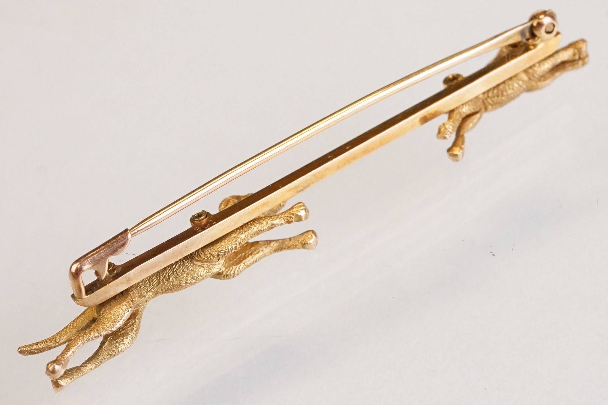 Early 20th century 9ct yellow gold bar brooch modelled as a hound dog chasing a rabbit, early 20th - Image 5 of 8