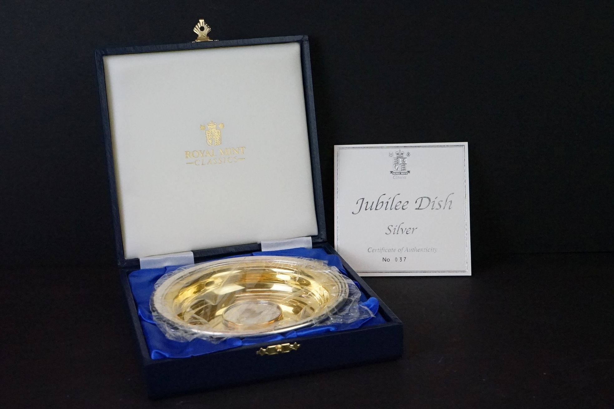 Royal Mint silver parcel gilt Jubilee dish, limited edition, no. 37/500, Elizabeth II £5 coin to