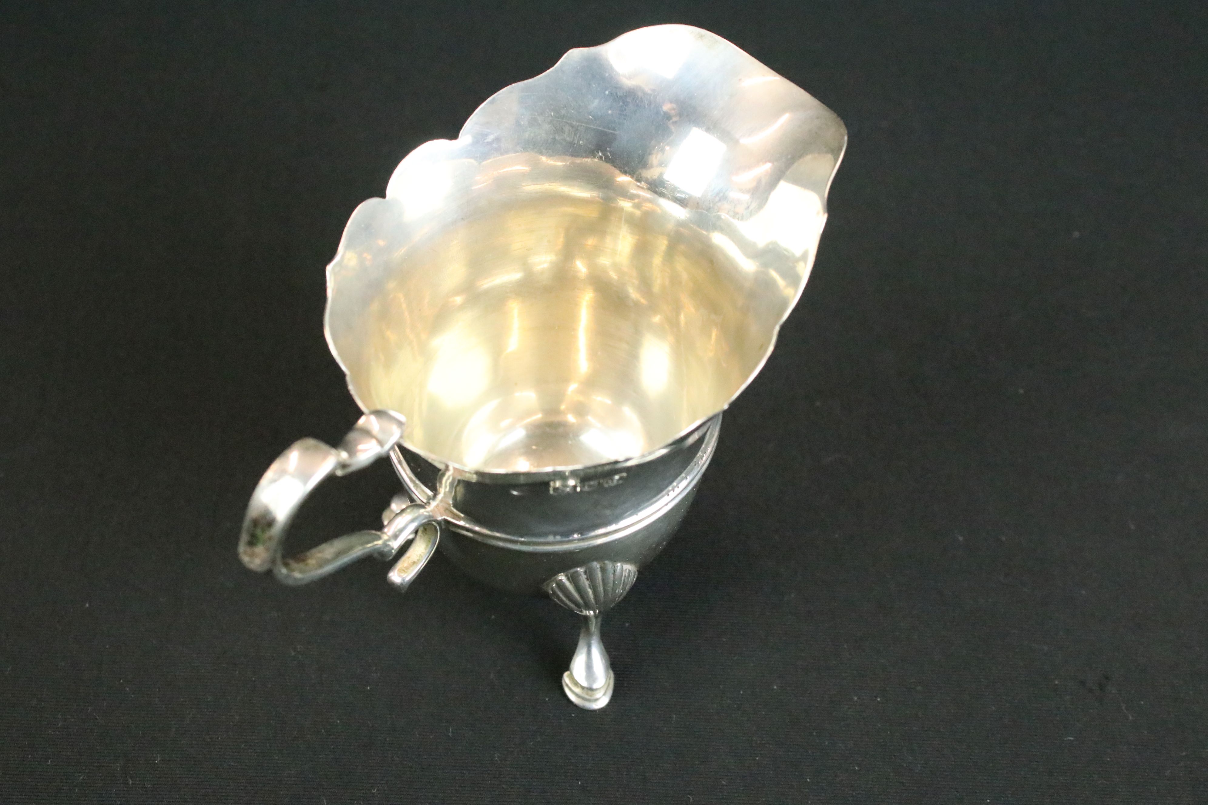 Early 20th Century Edwardian silver hallmarked cream jug. The jug having a scalloped rim raised on - Image 2 of 4