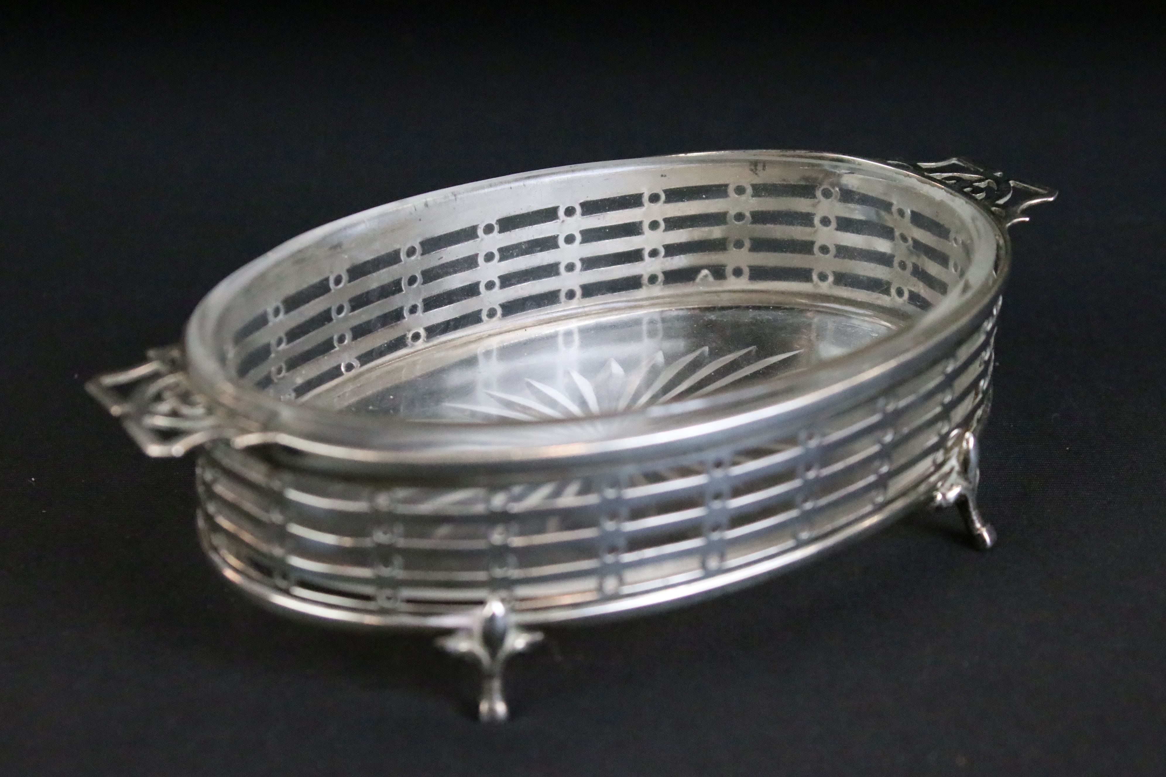 George V Walker & Hall silver glass lined bon bon dish having pierced gallery sides and handles ( - Image 2 of 5